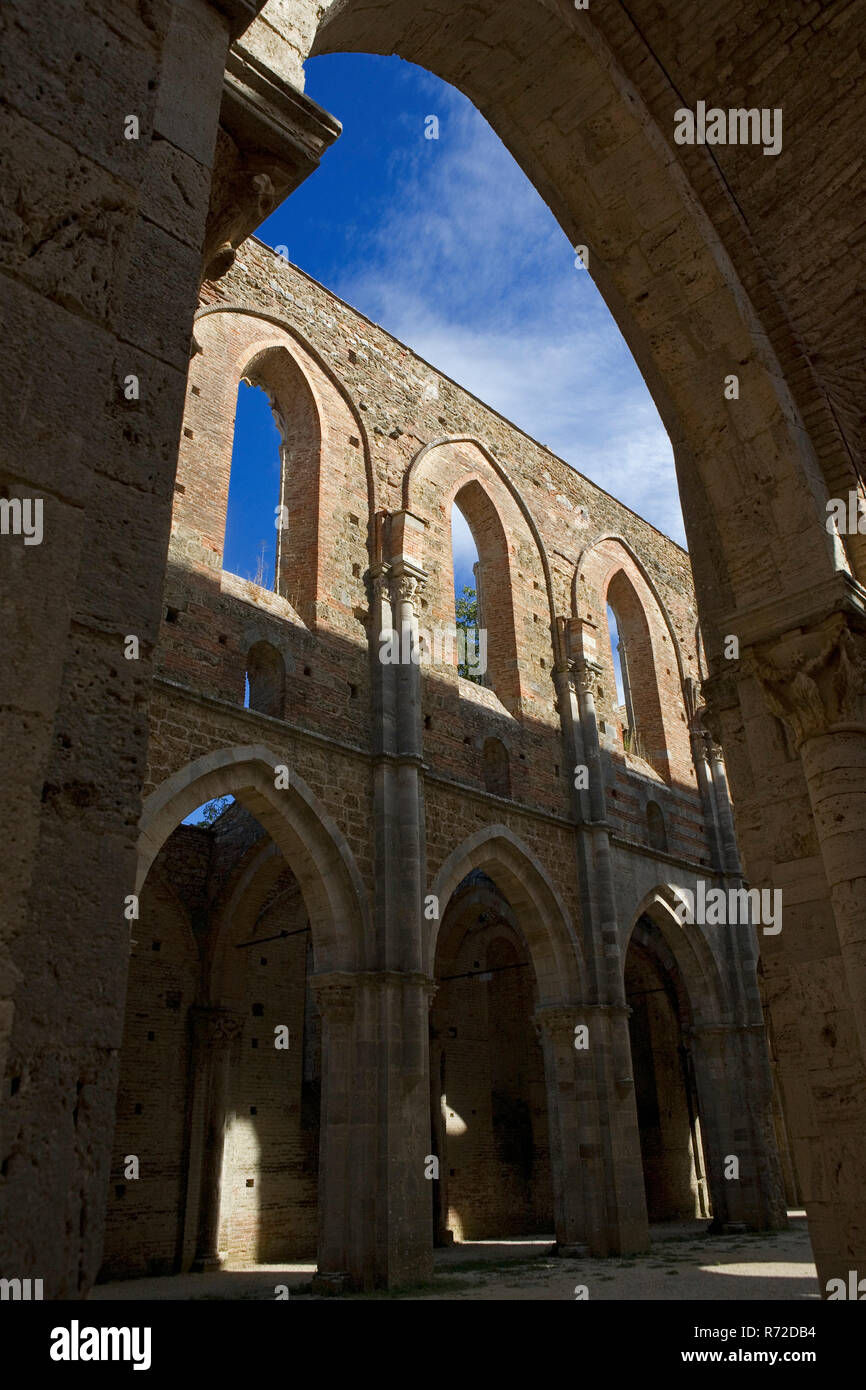 Das Innere des dachloses Kirchenschiff der Zisterzienser Abtei von San Galgano, Val di Merse, Toskana, Italien Stockfoto