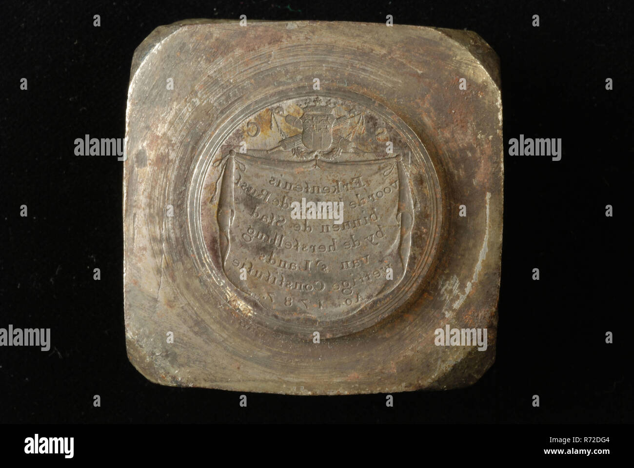 Für Tokens als Ergebnis der Auflösung des Rotterdamer Stadtrat 1787 Stempel, markanten Werkzeug Werkzeuge Bügeleisen, Flachrelief, quadratische Körper mit Darstellung der vor der runde Medaille mit top Der gekrönten Waffe von Rotterdam zwischen Senatus Consulto und mit zwei gekreuzten Sticks mit zwei Zweigen am Ende und Sichel mit drapierte Tuch mit Text auf Leinwand: Erkentenis für die erhaltenen Rost innerhalb der Stadt, die durch die Wiederherstellung des Niederländischen rechtlichen Verfassung Ao Rotterdam Bereitschaftspolizei 1787 Depotbank Regierung vroedschap vroedschapspenning Stockfoto