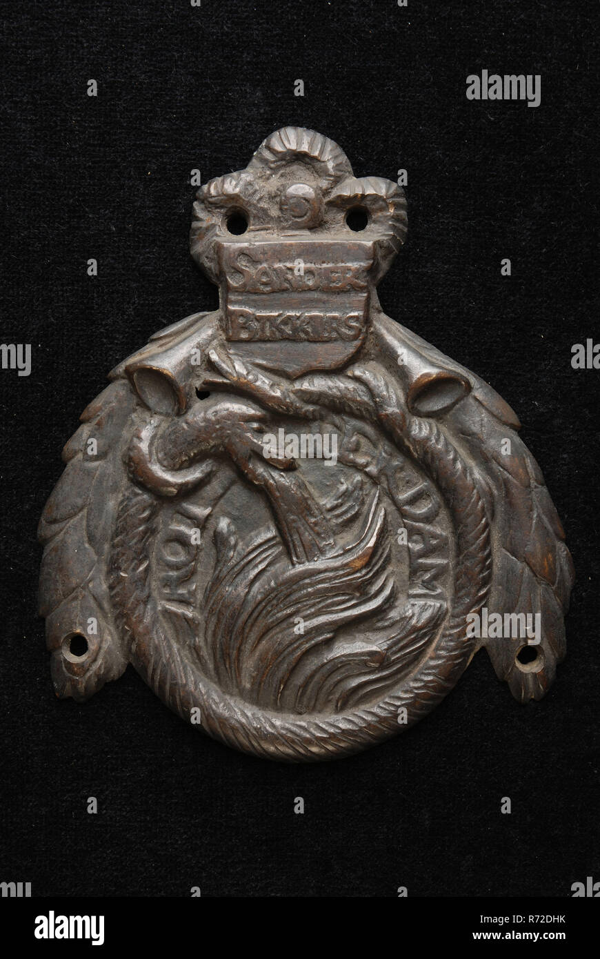 Sander Bikkers, Fabrik Platte des Feuers Feldspritze Sander Bikkers aus Rotterdam, Fabrik platte Informationen Anmeldung Informationen form Metall Bronze, Schimmel Plakette patent Platte oder Typenschild für Feldspritze mit im Kreis das Bild der Schlauch, der spuckt auf den Brand mit Text und Girlanden mit Blättern, die auf der Außenseite mit Typenschild oben und vier Bohrungen SANDER BIKKERS Rotterdam patent Gas platte Feuer sprühen Brenner brand Feuerwehrmann Feuerwehr Brandbekämpfung Werbung Merkmale Bikkers Metallurgie zu befestigen Stockfoto