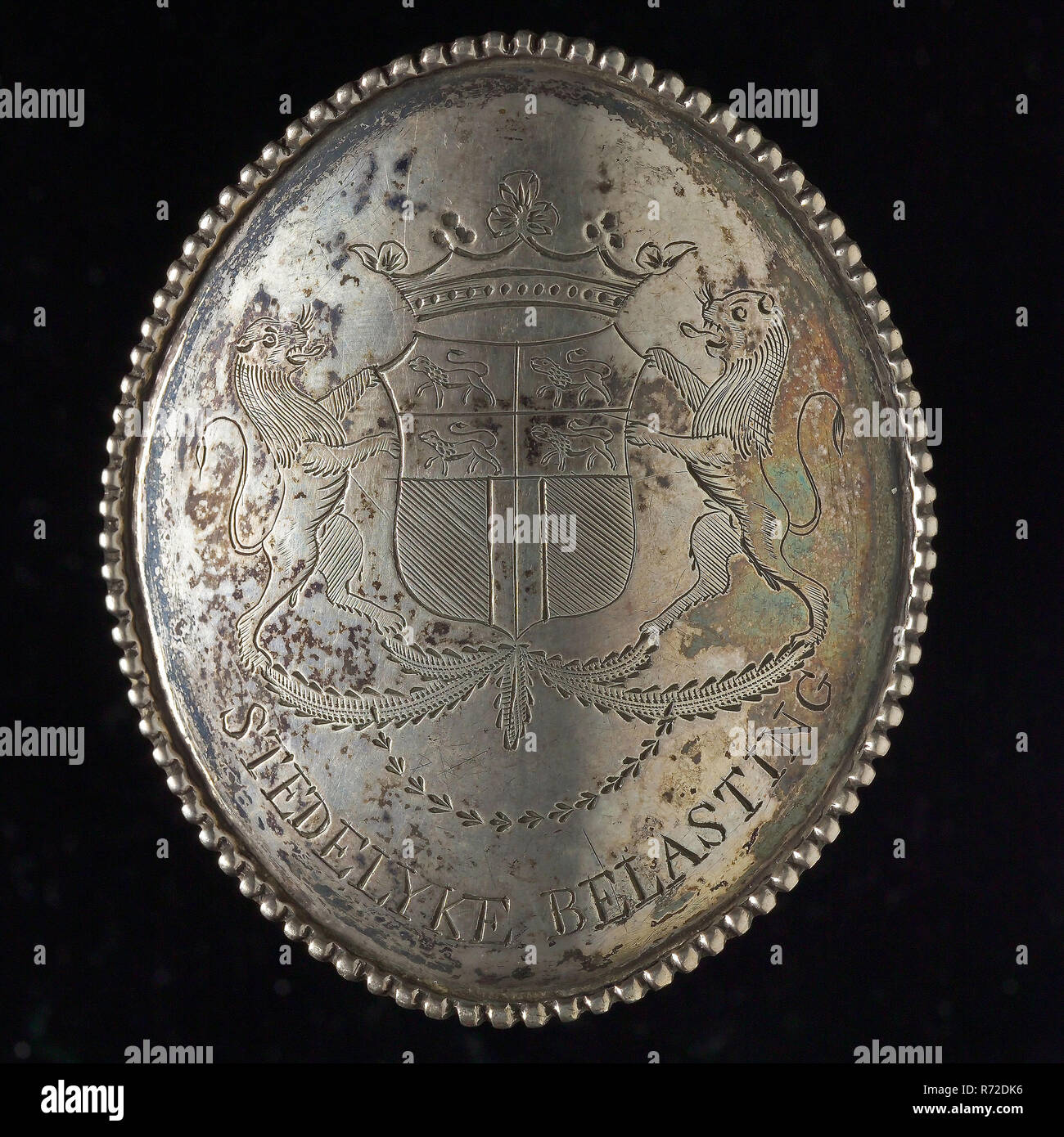 Tax Shield von Rotterdam, Büro Abzeichen Abzeichen Identifikation träger Silber, Oval silber Platte mit wulstigen Rand abgenutzt in die Brust durch die kommunale Steuer Offiziere bis 1852 gekrönt mit der Waffe von Rotterdam mit zwei klettern Lions als Schild Halter stehend auf Blatt Ornament mit Text und silber Marke mit zwei Ringe auf der Rückseite STEDELYKE BELASTING steuern Finanzen rang Unterscheidungszeichen Rat der Stadt Rotterdam Heraldik Stockfoto
