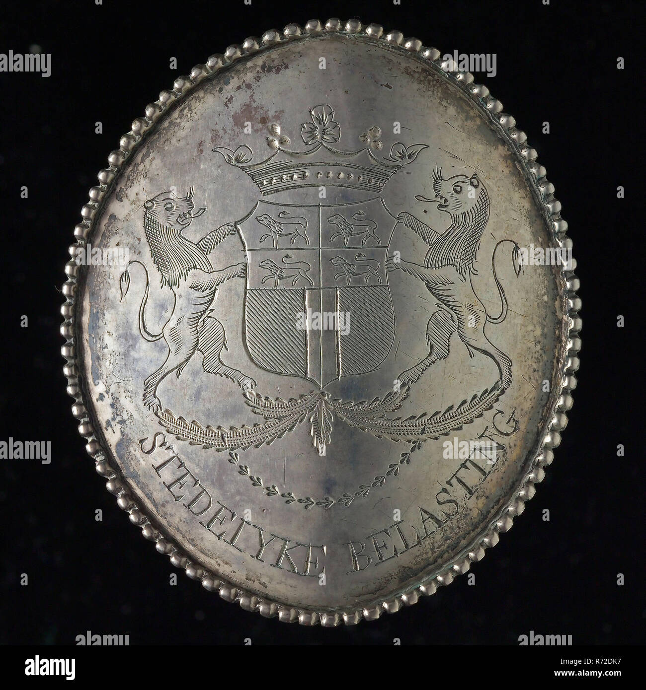 Tax Shield von Rotterdam, offiziellen Abzeichen Abzeichen Identifikation träger Silber, Oval silber Platte mit wulstigen Rand abgenutzt in die Brust durch die kommunale Steuer Offiziere bis 1852 gekrönt mit der Waffe von Rotterdam mit zwei klettern Lions als Schild Halter stehend auf Blatt Ornament mit Text und silber Marke mit zwei Ringe auf der Rückseite STEDELYKE BELASTING steuern Finanzen rang Unterscheidungszeichen Rat der Stadt Rotterdam Heraldik Stockfoto