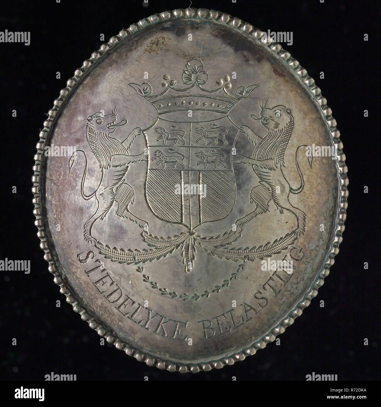Tax Shield von Rotterdam, Büro Abzeichen Abzeichen Identifikation träger Silber, Oval silber Platte mit wulstigen Rand abgenutzt in die Brust durch die kommunale Steuer Offiziere bis 1852 gekrönt mit der Waffe von Rotterdam mit zwei klettern Lions als Schild Halter stehend auf Blatt Ornament mit Text und silber Marke mit zwei Ringe auf der Rückseite STEDELYKE BELASTING steuern Finanzen rang Unterscheidungszeichen Rat der Stadt Rotterdam Heraldik Stockfoto