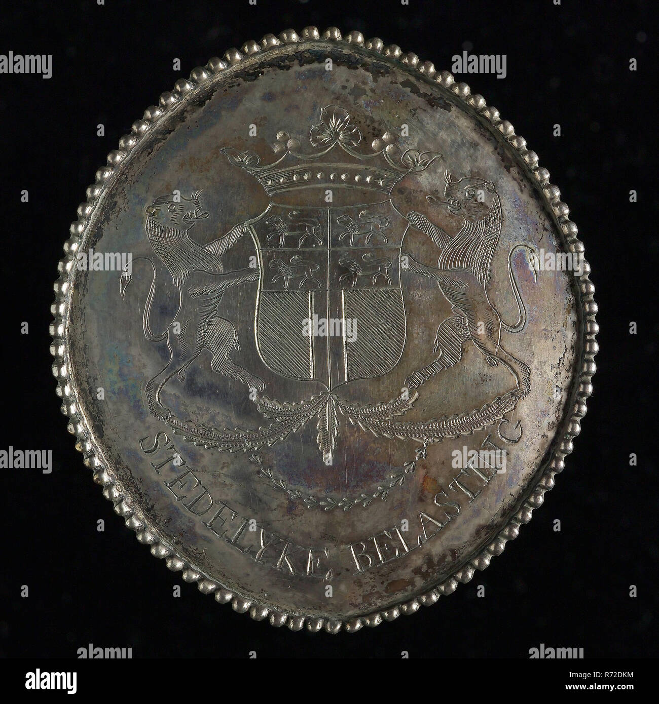 Tax Shield von Rotterdam, offiziellen Abzeichen Abzeichen Identifikation träger Silber, Oval silber Platte mit wulstigen Rand abgenutzt in die Brust durch die kommunale Steuer Offiziere bis 1852 gekrönt mit der Waffe von Rotterdam mit zwei klettern Lions als Schild Halter stehend auf Blatt Ornament mit Text und silber Marke mit zwei Ringe auf der Rückseite STEDELYKE BELASTING steuern Finanzen rang Unterscheidungszeichen Rat der Stadt Rotterdam Heraldik Stockfoto