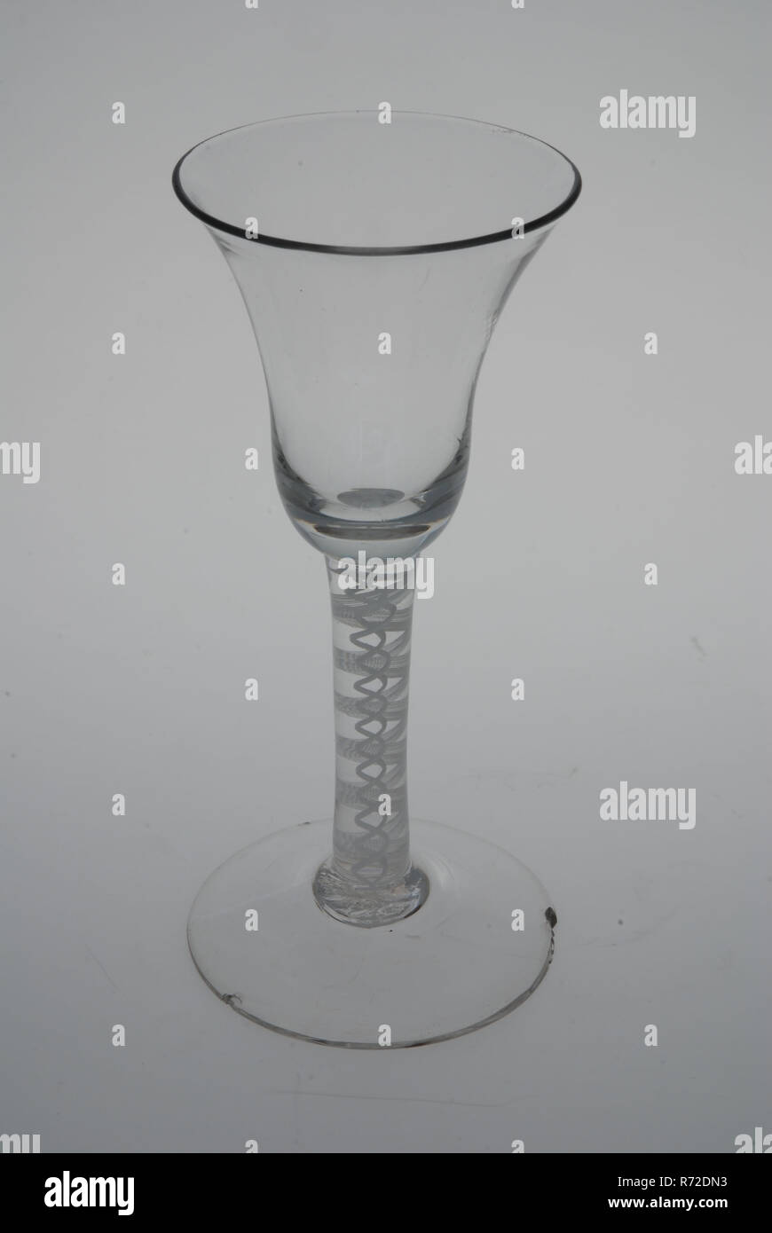 Kelch, Pendel Glas, Glas Wein trinken Glas trinken Besteck Geschirr halter Glas, Gramm frei geblasen und Glas Verarbeitung sechs Kelch Gläser (1-6) Pendel Gläser in klare, farblose und opak weißes Glas Pontil mark unter runden Licht aufsteigend hohlen Base Alle mit Chips von der Kante. Massive zylindrische Schaft mit Ribbon-förmige gebündelt Thin opak-weißes Glas Adern um zwei eng miteinander verwobenen Flachbild Opak weiße Drähte montiert. Tulpenförmige Kelch mit der abgerundeten Kante. Stockfoto