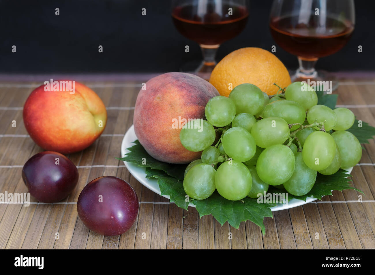 Still life: der Wein im Glas und Obst. Stockfoto