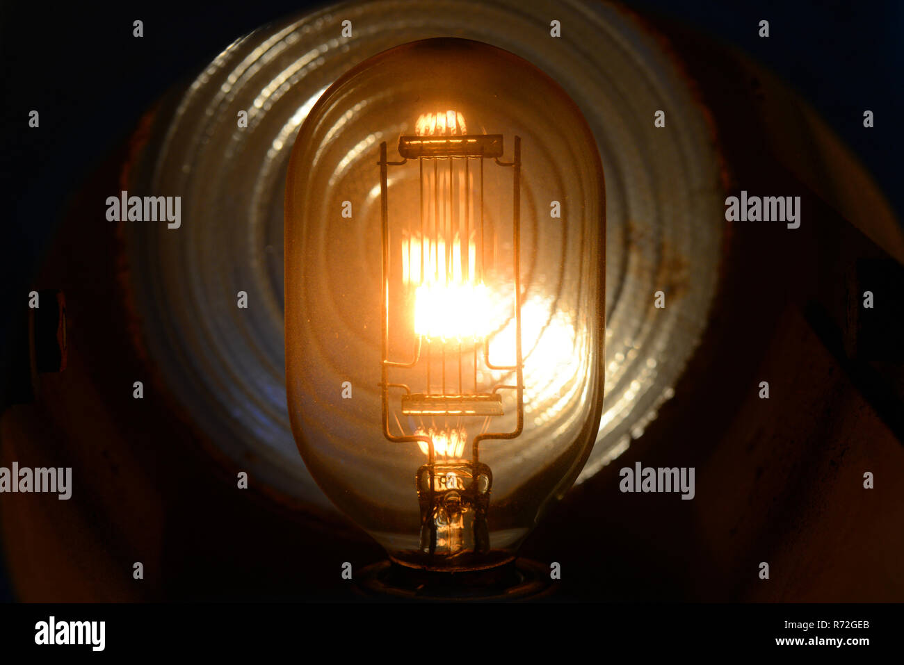Nahaufnahme tungsten Phase Glühbirne Glühlampen leuchten beim Einschalten Stockfoto