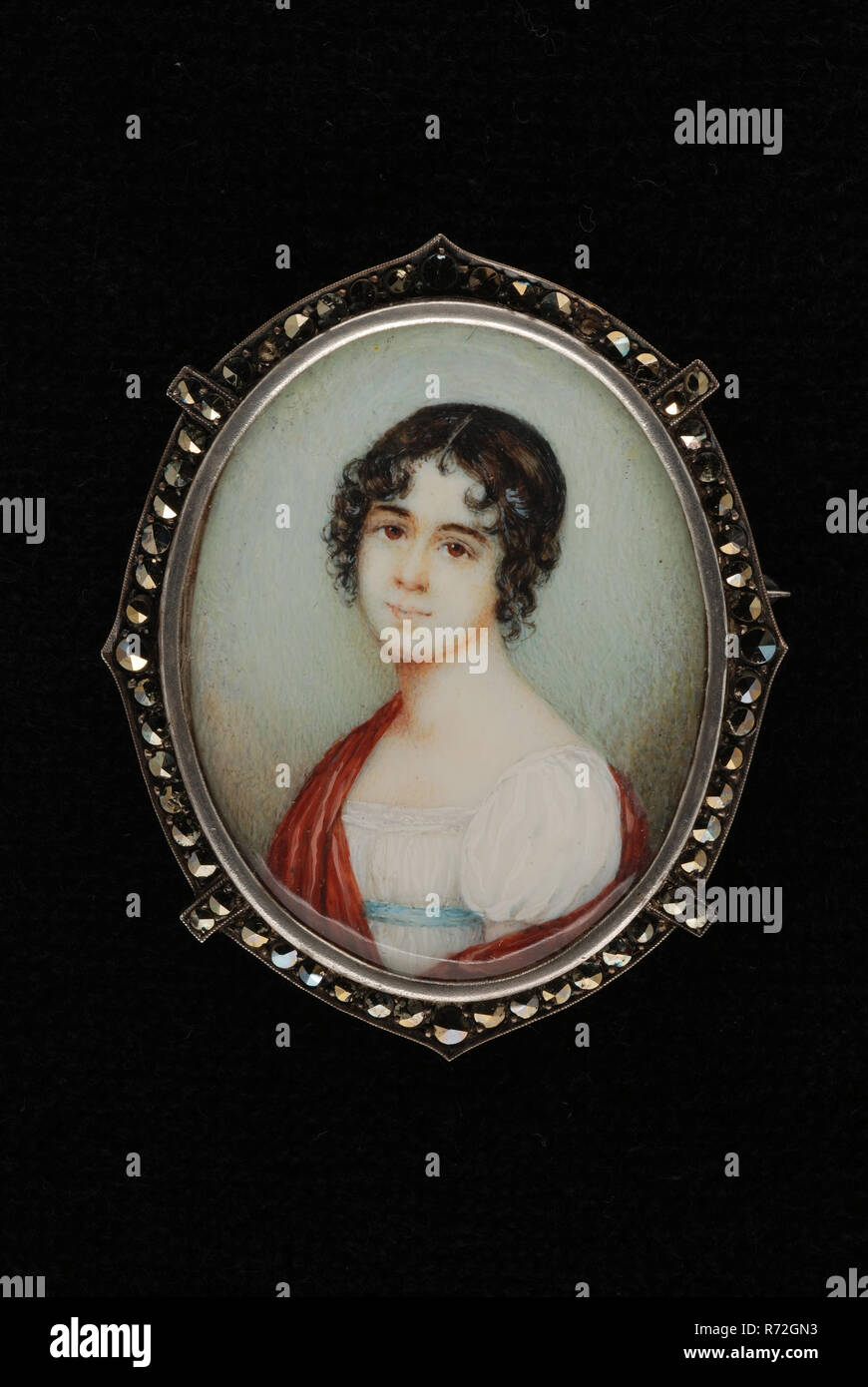 Johannes Maria Monsorno (1768-1836), Porträt Miniatur der jungen Frau, Porträt Miniaturmalerei Skulptur Brosche Bekleidung Zubehör Bekleidung elfenbein Lack Aquarell silber Glas Elfenbein sichern, Brosche oval Miniaturbildnis von jungen Frau in oval Silber ornamentalen Rahmen Set mit gespiegelten Steine. Geschlossen mit Glasplatte. Rückseite mit Pin und geschlossen mit silber Platte silber Markierung umkehren: 900 Antonie Adamberger Monsorno Waller-Walop? Stockfoto