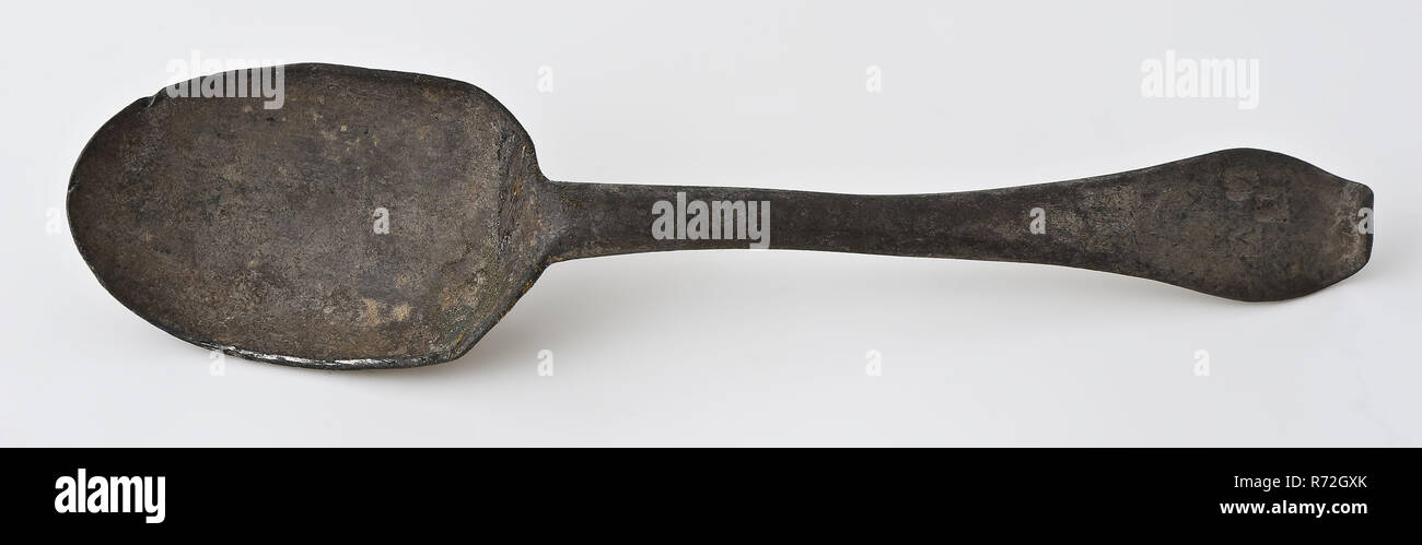 Hendrick van Duyveland (?), Löffel mit länglich ovale Schüssel und einen Griff mit dem spitzen Ende, Löffel besteck Boden finden Zinnmetall, cast Länglich länglicher Schüssel Rattenschwanz breiteren Ende darauf hingewiesen. mit Zinn Mark und gestempelt Initialen des Eigentümers vor dem Ende des Griffes: V T V Archäologie Rotterdam rail Tunnel essen Boden Entdeckung: Bahntunnel Rotterdam. Stockfoto