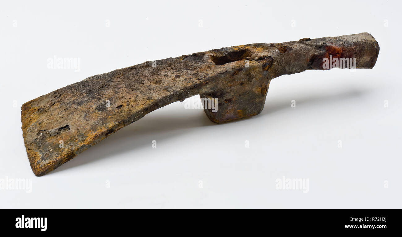 Schreinerei Zugpendel mit Zugpendel auf der einen Seite und Hammer auf der anderen Seite, Tischler Zugpendel Zugpendel Werkzeug Ausrüstung Boden finden Eisen Metall, Zugpendel mit leicht gebogenen Spitze und längliche hammer Kopf geschmiedet. Schweren konischen Sitz für die Stammzellenforschung mit rechteckigem Loch Archäologie Rotterdam rail Tunnel Holzverarbeitung Tischler Handwerk Schiffbau Boden Entdeckung: Bahntunnel Rotterdam. Stockfoto