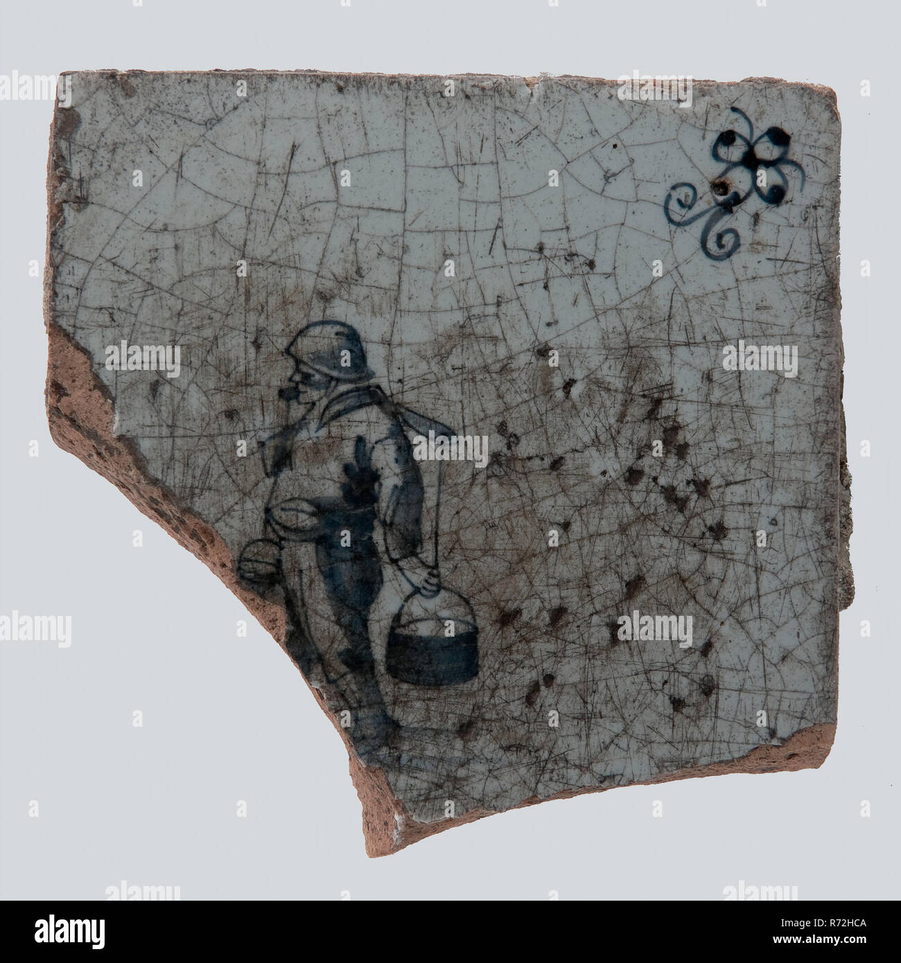 Fragment Fliese mit zentralen Monochrom blau Mann mit Gabel und Löffel, Ecke Dekoration Spinne, wandfliese Kachel Visualisierung der Erde Entdeckung Keramik Steingut Glasur Zinn Glasur, gebackene 2 x Glasierte lackiert Archäologie Rotterdam Eisenbahntunnel Boden Entdeckung: Eisenbahntunnel Rotterdam. Stockfoto