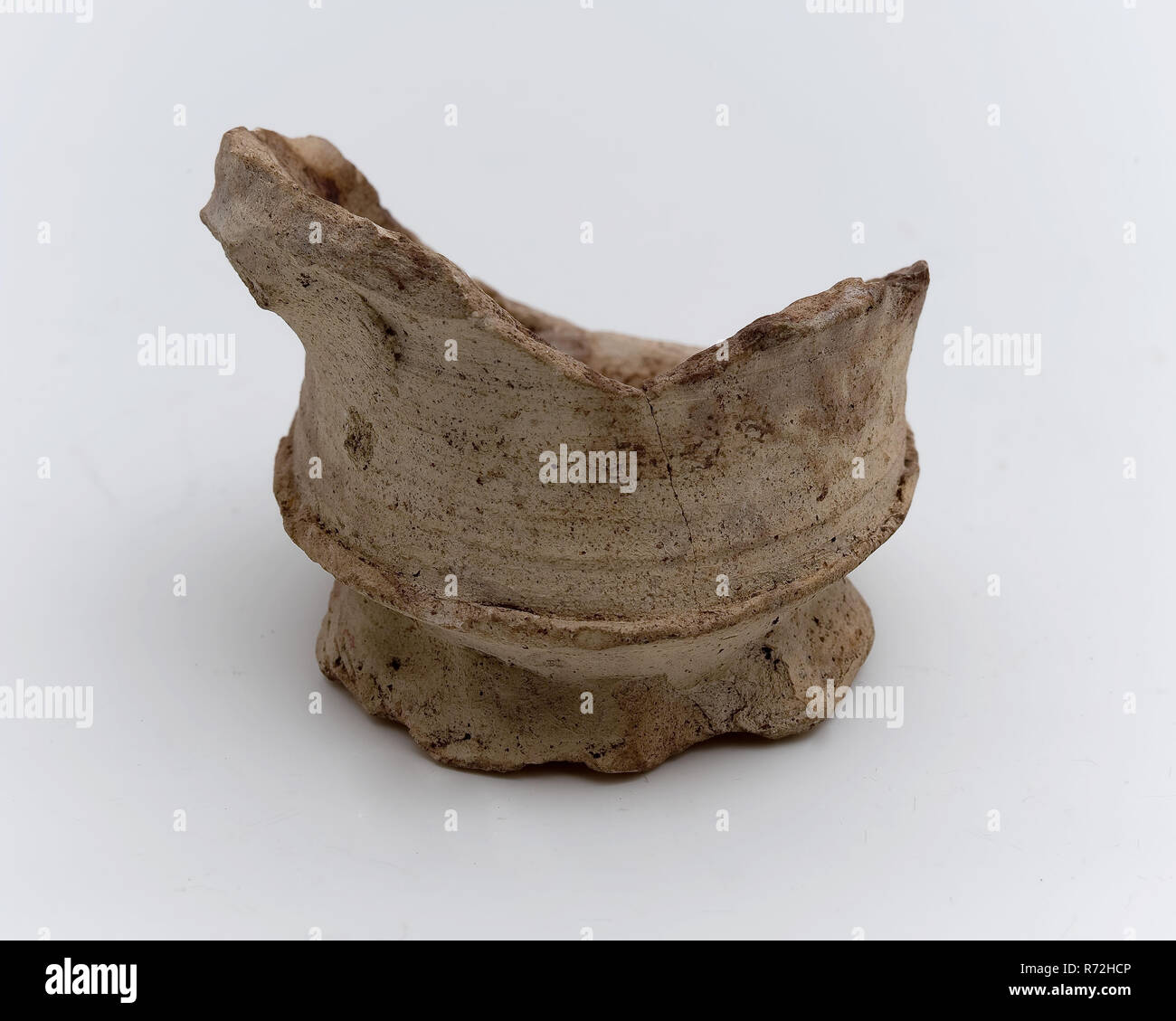 Fragment steinzeug Becher oder Schüssel auf leicht gequetscht stehen Ring, Schale Schüssel pot Halter kann auf dem Boden Keramik Steinzeug, Hand gefunden werden Glasiert gebratene Fragment Steingut Schale oder Schüssel auf leicht gequetscht stehen Ring zylindrischen Modell mit Verengung über den Stand der Archäologie Rotterdam rail Tunnel indigenen Keramik Import trinken Tisch Boden Entdeckung, Rotterdam rail Tunnel. Stockfoto