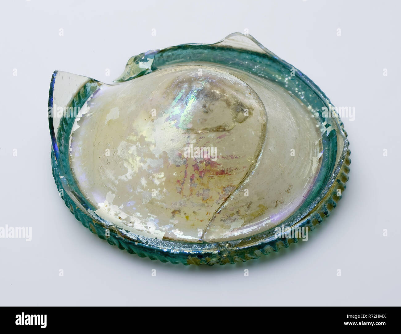 Zwei Fragmente von unten, Fuß und ein Teil der Wand mit glatter Schale, Trinkbecher trinken Utensil halter Boden Glas, Hand-geblasenem Glas Anwendung zwei Fragmente von Teil unten Fuß und einen kleinen Teil der Wand der glatten Schale in klare, farblose und blaues Glas Kontinuierliche kontinuierliche gerippten Glas Draht in blauem Glas als Ring, von denen ca. 1,0 cm fehlt. Unter Angehobener Boden (2,0 cm) pontilemark Vier kleine Überfälle auf fast horizontal Wand Archäologie aufsteigend Rotterdam rail Tunnel Bier trinken Boden Entdeckung: Bahntunnel Rotterdam. Stockfoto
