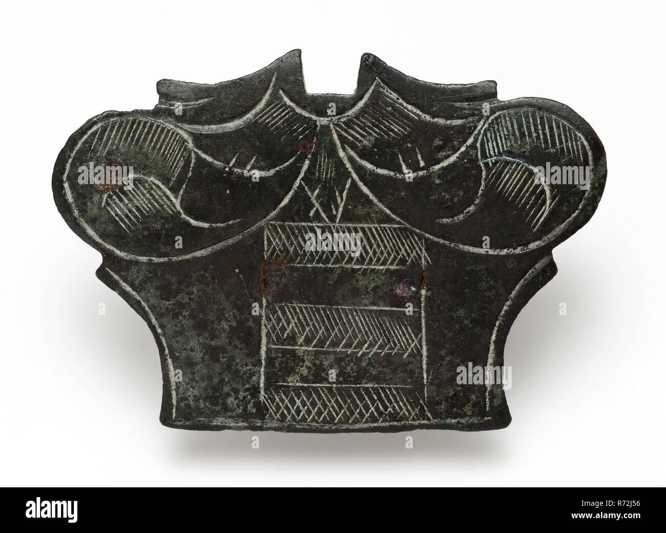 Dekorierte Beschläge mit Haken an der Unterseite, Zier Verschraubung Verschraubungen verschluss Boden Messing bronze Metall finden, Cast graviert Stück Armaturen mit eingeschnittenen Dekoration rückwärts drei Stifte mit konvexen Kopf und Rechteck (möglicherweise Teil der Schließung) Archäologie Rotterdam Eisenbahntunnel kleiden schließen Bekleidung Gürtel Boden Entdeckung: Flugbahn Bahntunnel Rotterdam. Stockfoto