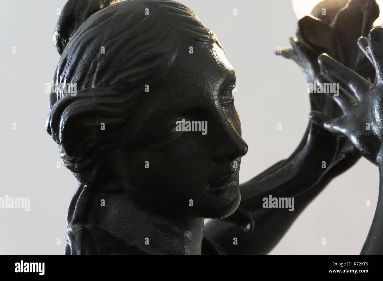 Geschnitzte stahl Statue der schwarzen Farbe mit dem Gesicht eines Venus Frau Stockfoto