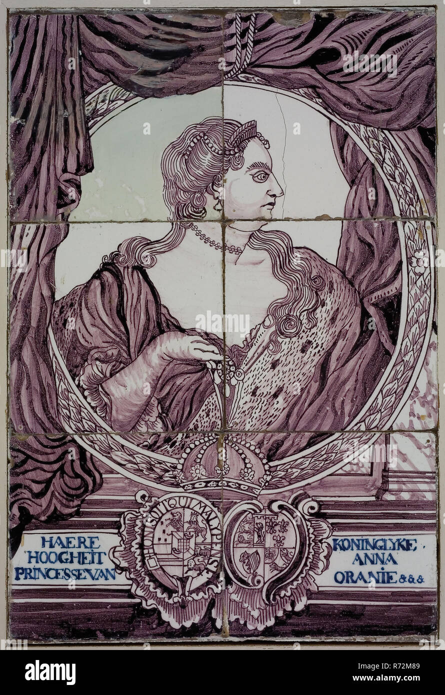 Lila fliesen Bild, Portrait von Anna van Hannover zusammen gerahmt mit 5437, Fliesen bild Material Keramik Steingut Glasur Holz, gebackene 2 x glasierte Zwei breite drei große Haere royal hoogheit Anna Princesse von Oranie &&& (lackiert und gebackene an der Unterseite lackiert) CHONI SOIT QUI MAL Y PENSE (Arme) Ehe Stadholder William IV Anna van Hannover 1747 Stockfoto