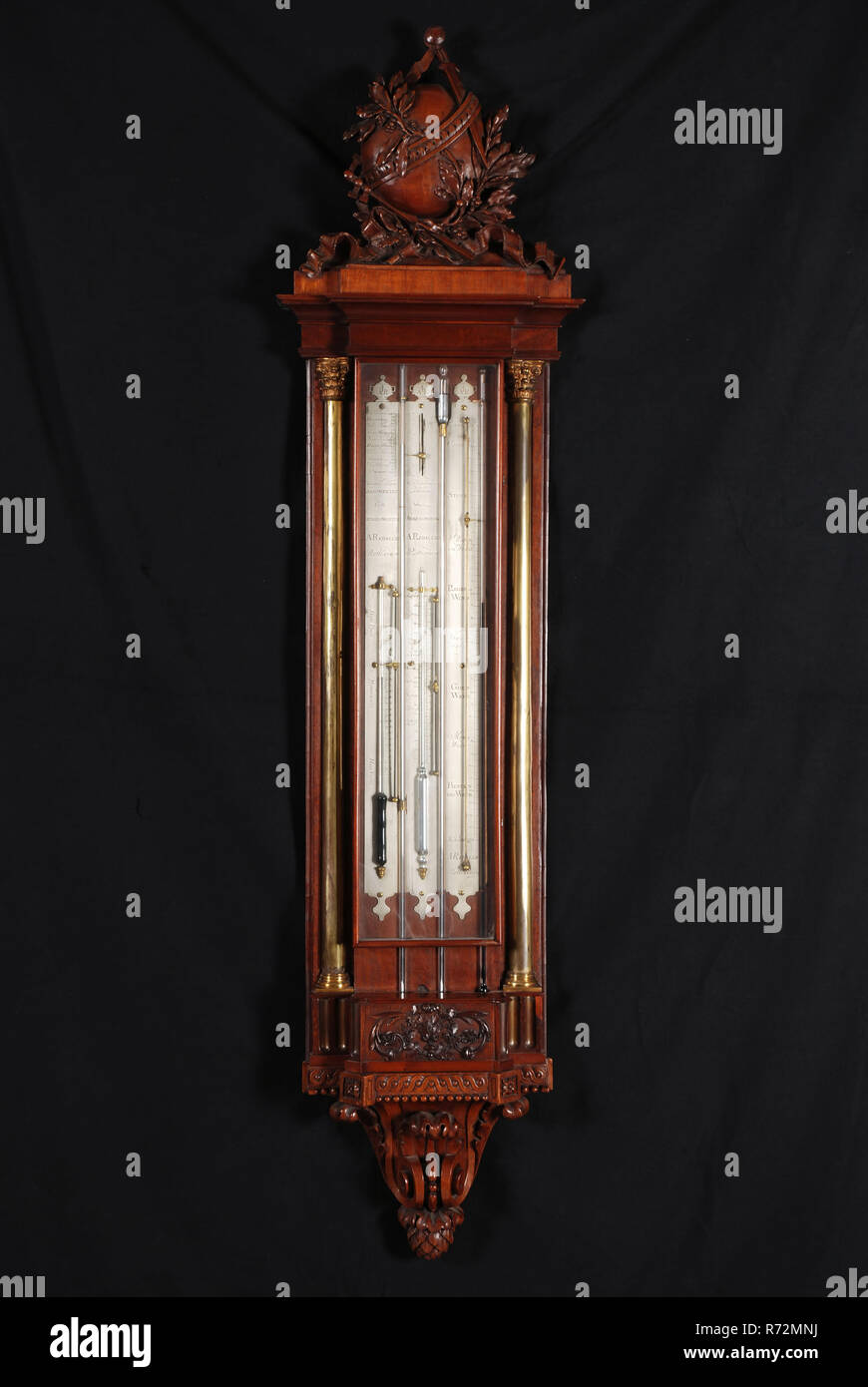 Antonio Christoffel Reballio (Milaan ca. 1720/25 - Rotterdam 1801), Mahagoni, Barometer, Hygrometer und Thermometer mit Gerichte nach La Court und Fahrenheit, bakbarometer Barometer Thermometer Hygrometer Messgerät Holz Mahagoni messing Papier Glas Keramik mercury Öl, Bakbarometer. Mahagoni Wandregal reich mit ornamentalen Schnitzereien von Globe mit Kompass gekrönt eingerichtet, Messgerät (Jacob's Personal), Blüte Zweig und band und banderole an der Unterseite. Auf beiden Seiten der Scheibe zwei Messing Pilastern mit Kapitellen hinter der Tür drei Messing Platten noch Stockfoto