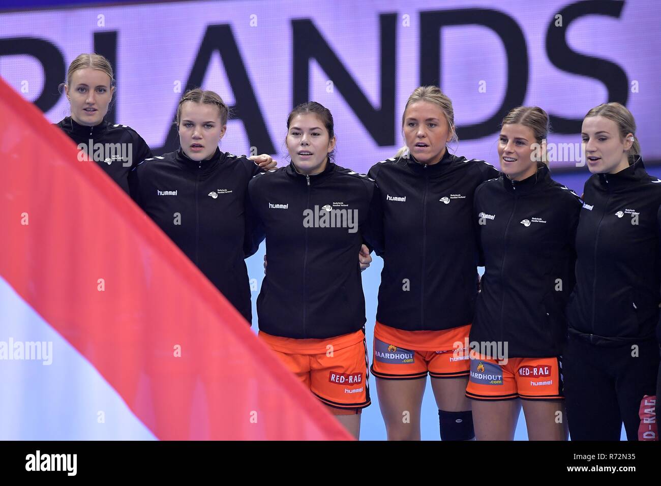 Montbeliard, Frankreich 1. dezember 2018 Europameisterschaften Handball: Niederlande / Spanien EK Handbal in Frankrijk, voorronde groep C Nederland - Spanje tijdens het volkslied Stockfoto