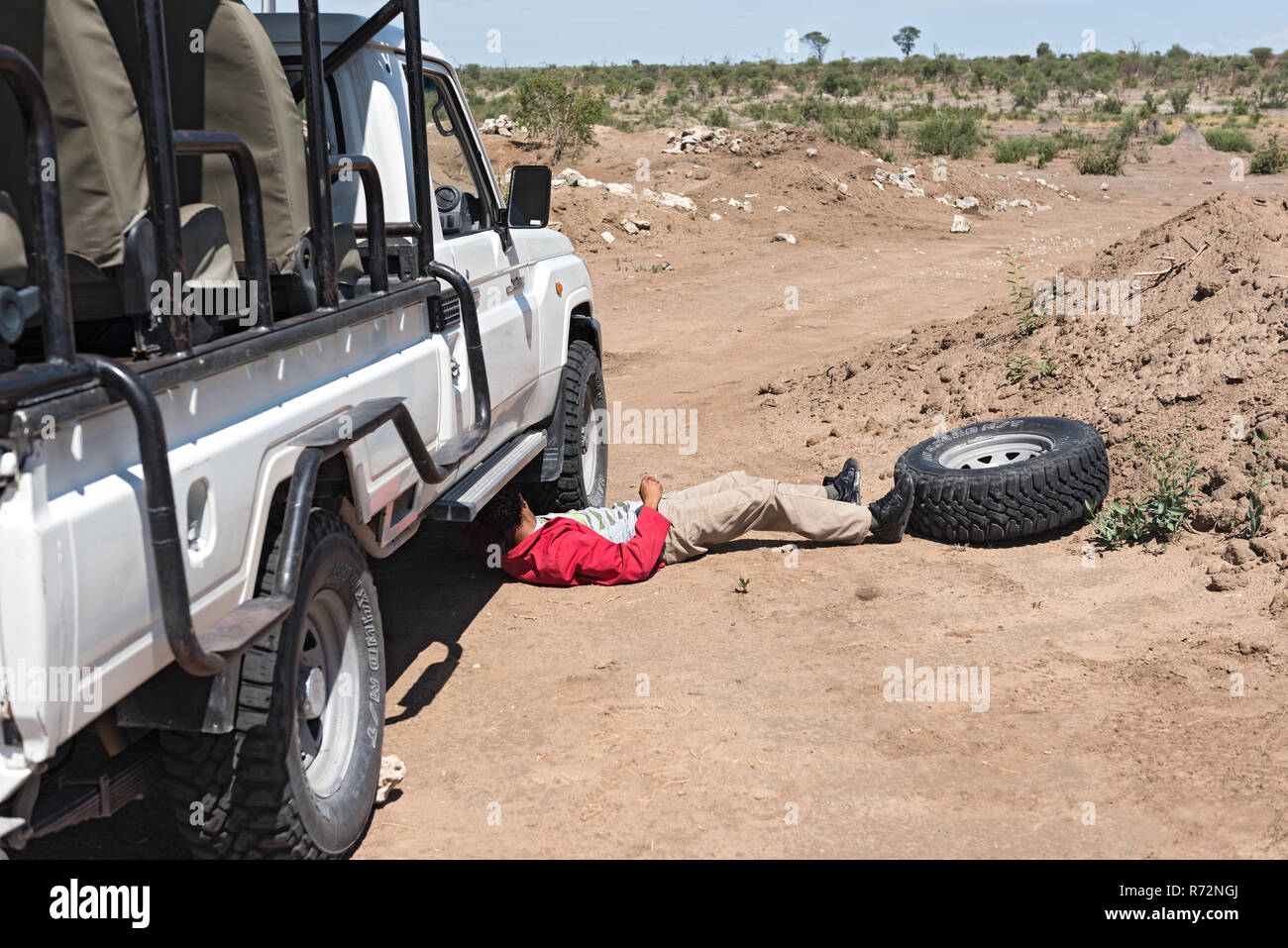 Der Fahrer wechselt die Reifen vorne gebrochen Stockfoto