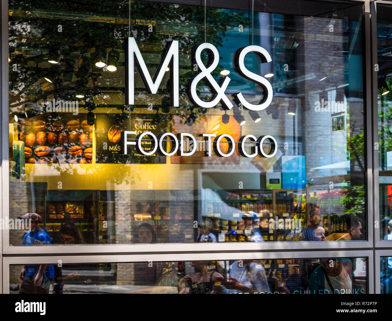 M&S Essen zu gehen London Marks und Spencer Essen bis zur Steckdose im Zentrum von London bietet. Stockfoto