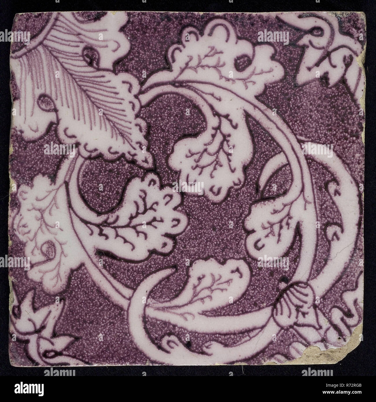 Purple ornament Kachel, diagonal Einrichtung, Quartal Blume mit langen Blütenblatt aus einem Winkel, Quartal sternförmige Motiv in zwei Ecken, in der Mitte zwei halbmondförmigen Blätter schneiden in der Ecke, an der Wand Fliese Fliese skulptur keramik Steingut glasiert, gebackene 2 x glasierte Gelbe shard Platz zwei nagellöcher lackiert bestreut. Lila auf Weiß. Stockfoto