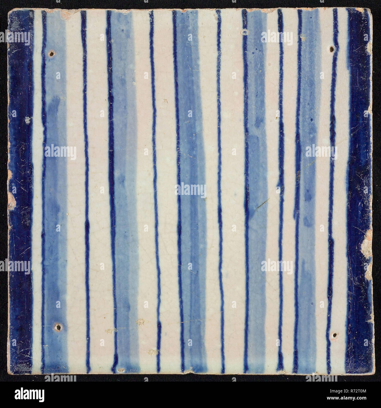 Fliese von pilaster, Blau auf Weiß, Teil der Spalte mit kontinuierlichen Fluss, Fliesen pilaster Footage fragment Keramik Keramik Glasur, gebackene 2 x glasierte Rote shard einreihige Fliese pilaster im Stil der Renaissance vier Nagellöcher dieser Fliese gemalt: 6 oder 9 und Kreis mit Kreuz 1914 Bau Rathaus Brostolade Quartal Zweiten Welt Krieg Bombardierung Rotterdam Dreieck 1940 Renaissance aus Ablagerungen nach Anschlag auf Rotterdam im Mai 1940. Stockfoto