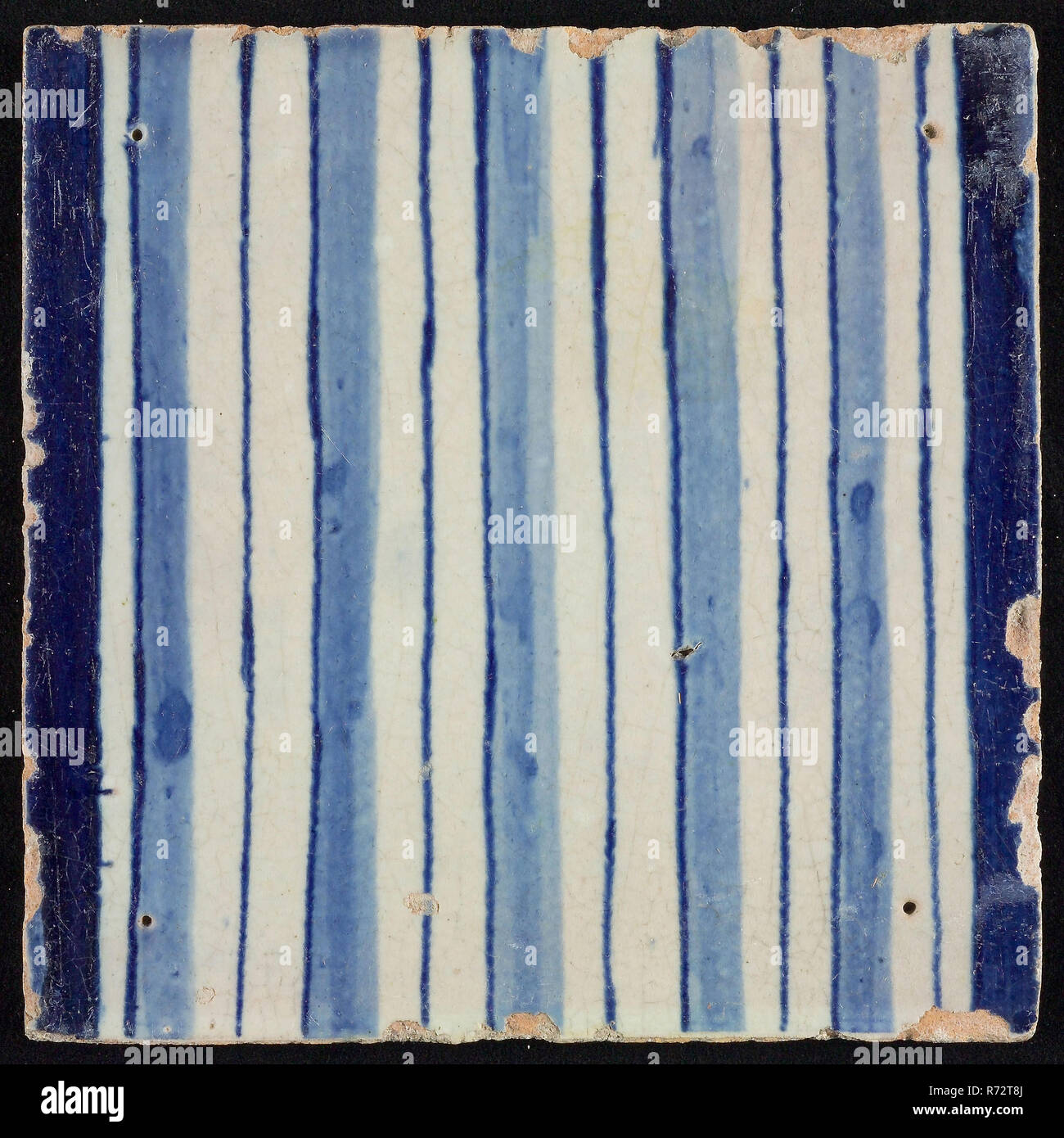 Fliese von Schornstein Pilaster, Blau auf Weiß, Teil der Spalte mit fortlaufenden Fluke, Schornstein pilaster Fliese pilaster Footage fragment Keramik Steingut glasiert, gebackene 2 x glasierte Fliesen bemalt Vier ursprünglich die Verbindung der einzelnen Zeile Schornstein Pilaster zwölf Hoch 7 mit Mark, bestehend aus einem Kreis, von denen der innere Kreis in Viertel 1914 Bau Rathaus Brostolade viertel Zweiten Welt Krieg Bombardierung Rotterdam Stadscentrum Stadsdriehoek 1940 Renaissance ursprünglich aus Trümmern nach Anschlag auf Rotterdam im Mai 1940 unterteilt ist. Stockfoto