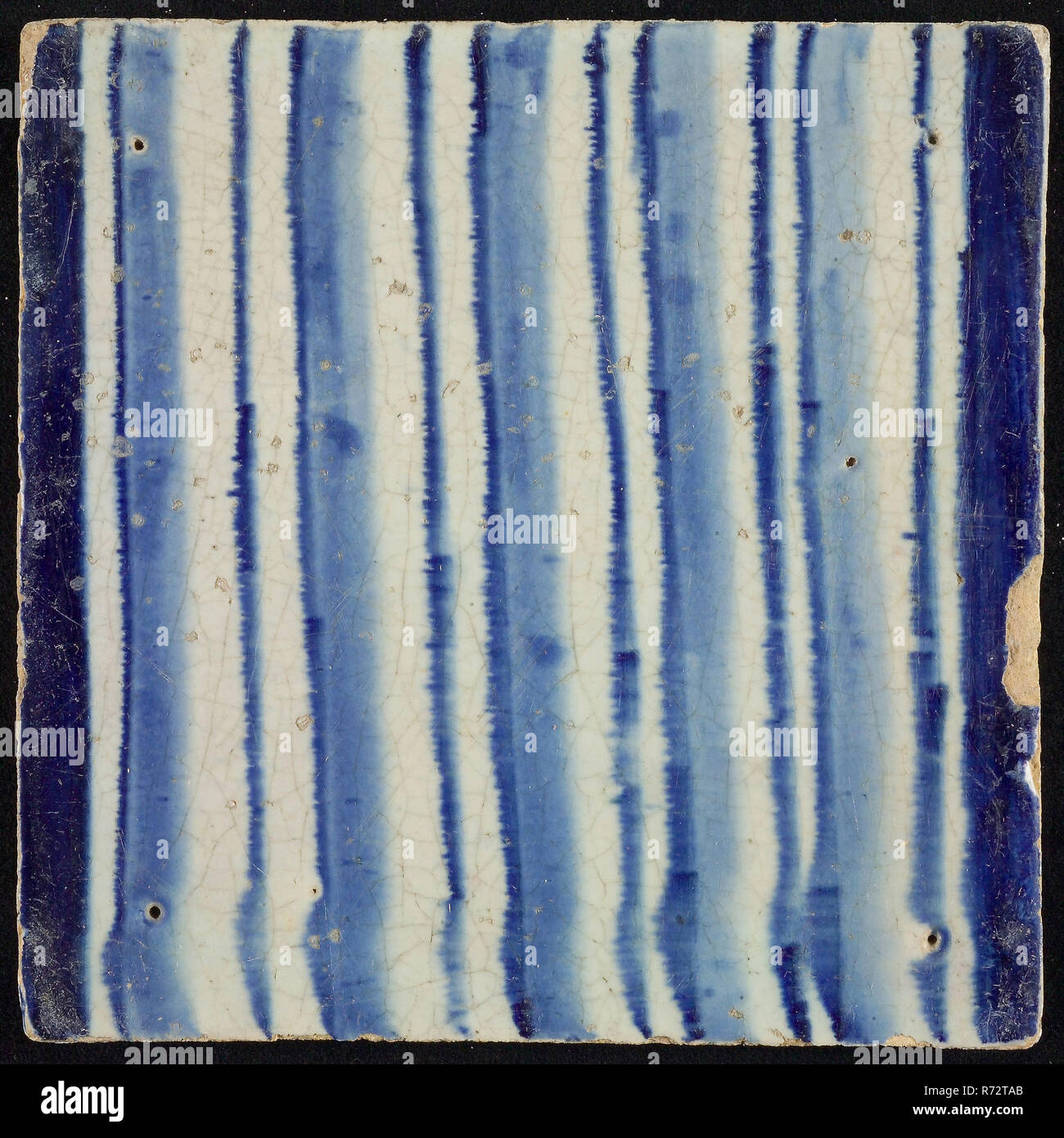 Fliese von Schornstein Pilaster, Blau auf Weiß, Teil der Spalte mit fortlaufenden Fluke, Schornstein pilaster Fliese pellet Bild fragment Keramik Steingut glasiert, gebackene 2 x glasierte Fliesen bemalt 4 Verbinden der einzelnen Zeile Schornstein Pilaster ursprünglich zwölf hoch Rot und Gelb shard vier Nagellöcher 6 mit Mark bestehend aus einem Kreis, in Vierteln mit in jedem Teil dot 1914 Bau Rathaus Brostolade viertel Zweiten Welt Krieg Bombardierung Rotterdams Stadtzentrum Stadsdriehoek 1940 Renaissance aus Trümmern nach Anschlag auf Rotterdam im Mai 1940 aufgeteilt. Stockfoto