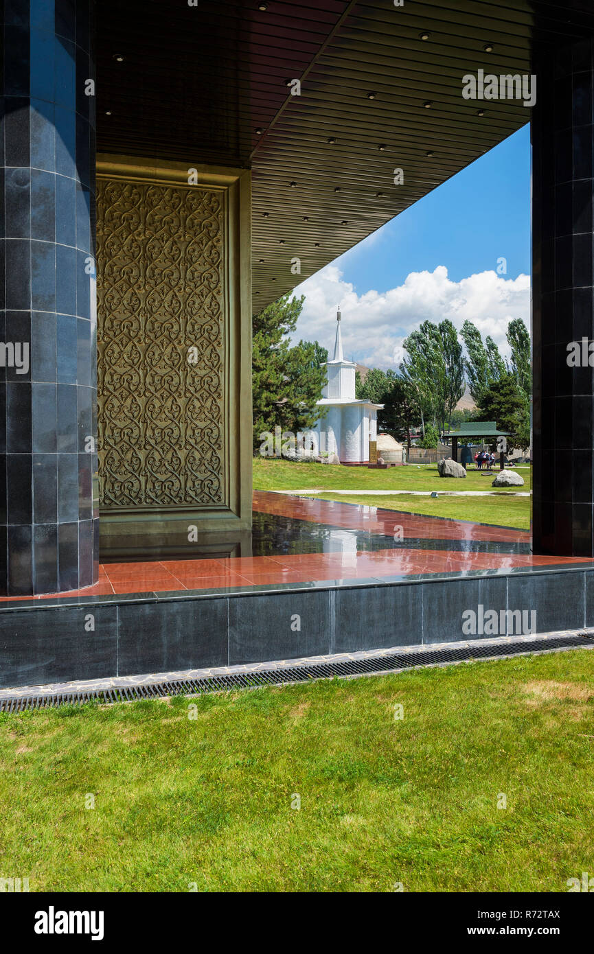 Kapelle gesehen durch Chinghiz Aitmatov Memorial, Kulturzentrum Ruh Ordo, Issyk Kul See, Cholpon-Ata, Kirgisistan Stockfoto