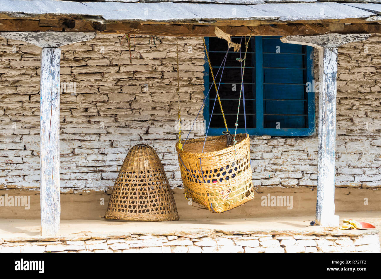 Wiege hängen vor einem Haus, Dhampus Bergdorf, Nepal, Stockfoto