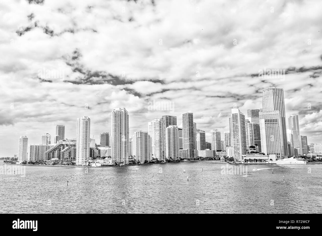 Luftaufnahme von Miami Wolkenkratzer mit blauen bewölkten Himmel, weißen Segeln neben Miami Downtown Stockfoto