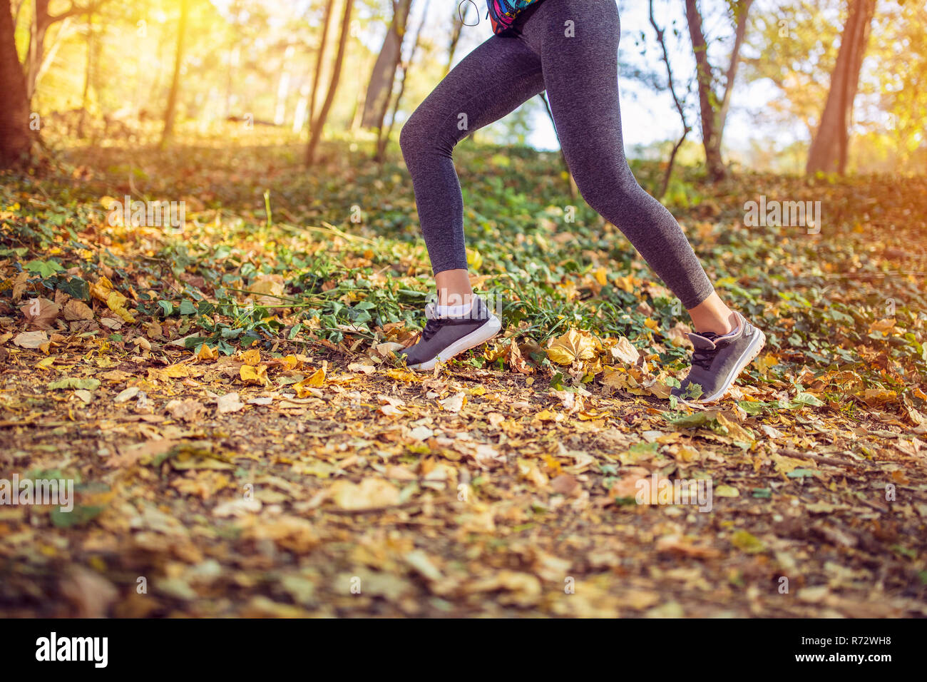 Joggen Sport Fitness Frau. In der Nähe der weiblichen Beine und Schuhe.  Junge Mädchen Athleten fitness runner Laufschuhe. Trail Running Konzept  Stockfotografie - Alamy