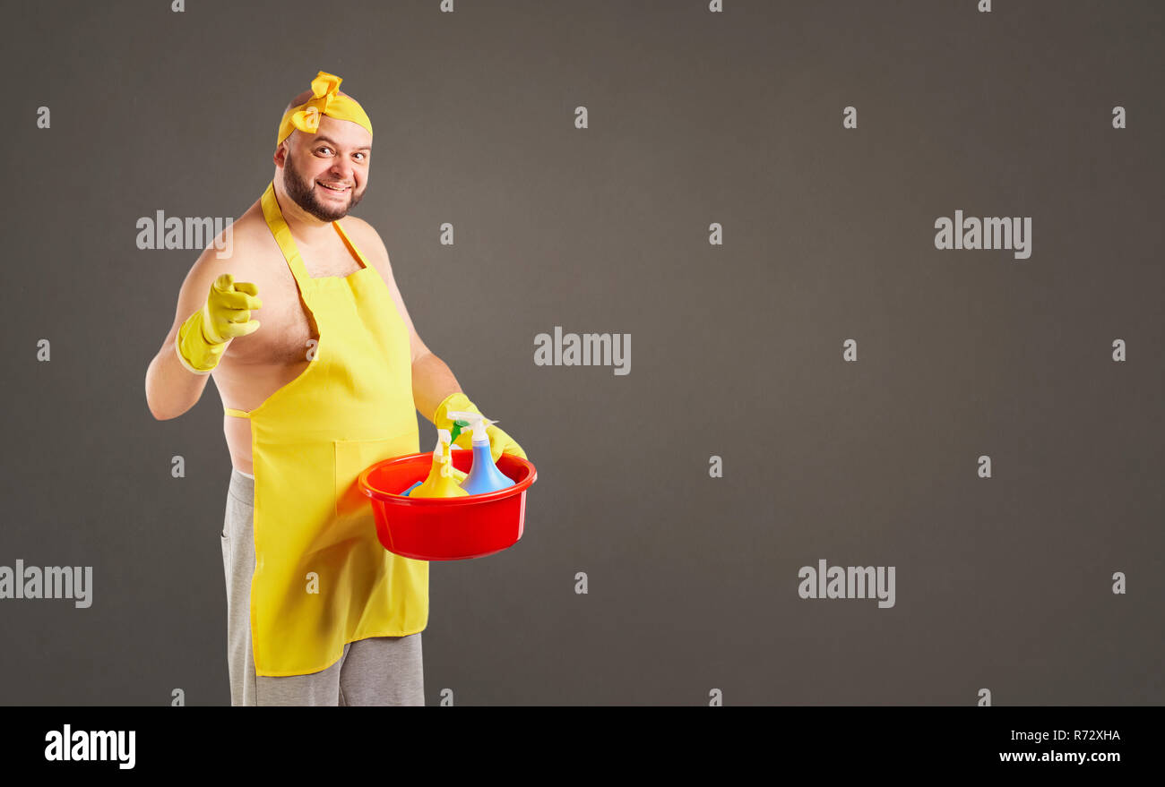 Lustig Fett Reinigung Mann In Eine Schurze Zum Reinigen Stockfotografie Alamy