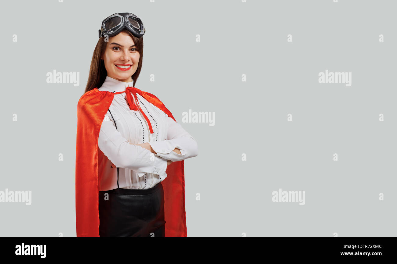 Formale Frau im roten Mantel und Gläser Stockfoto