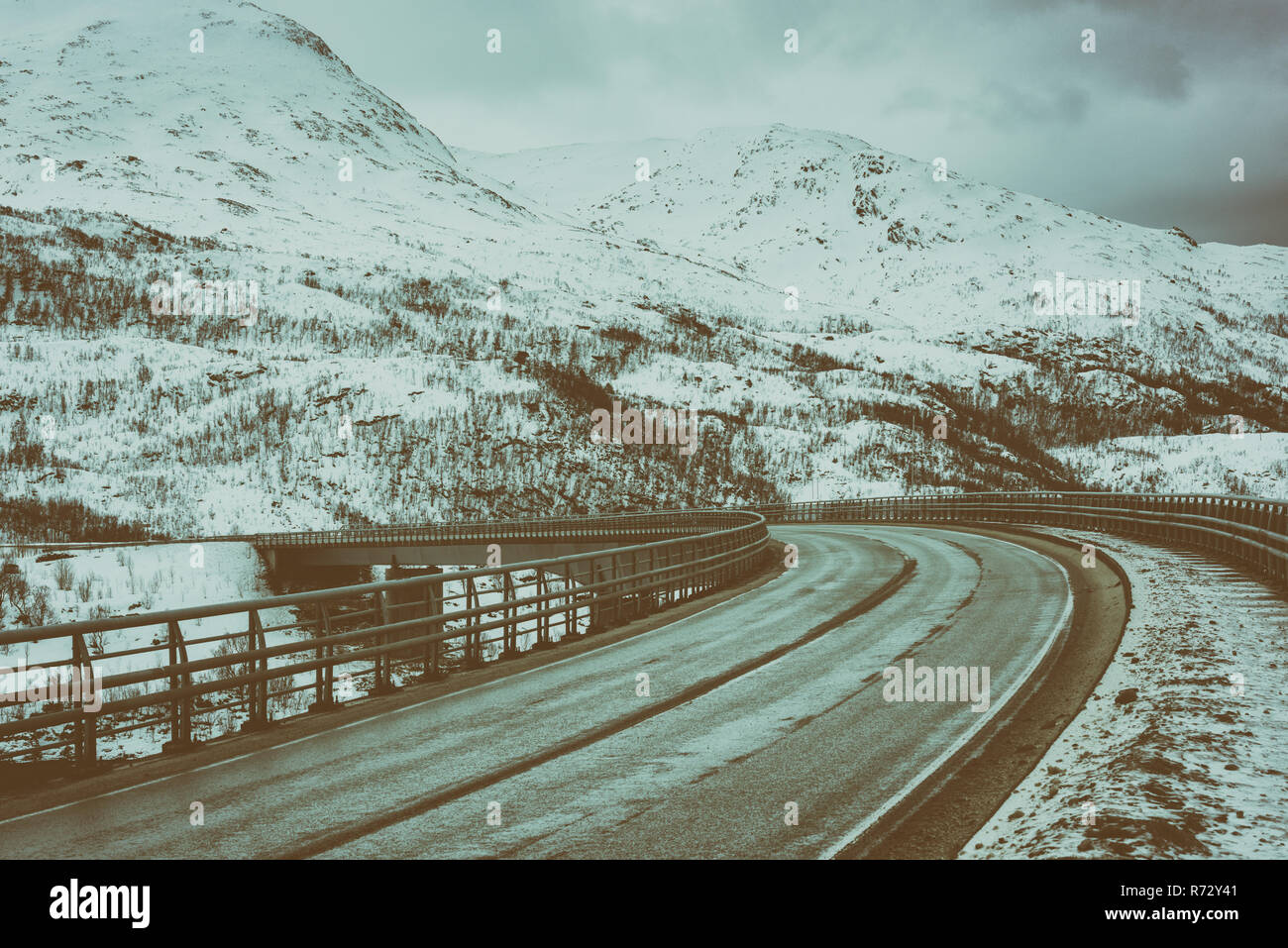 Winter tagsüber Landschaft in Norwegen. Der Weg entlang der Lofoten, Lofast Straße E 10. Stockfoto