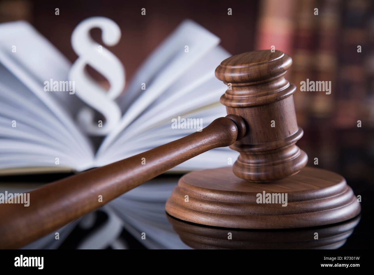 Buch, Gesetz Thema, Hammer des Richters, Holz- hammer Stockfotografie -  Alamy