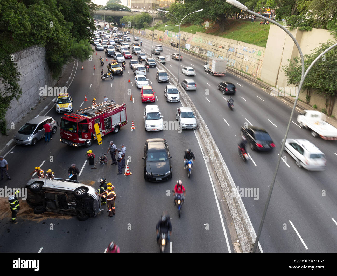 Extrication Szene, Feuerwehrmänner und 'Traffic Engineering Company (MEZ)" am Auto rolloverunfall Szene, Av. 23 de Maio, Paraiso, Sao Paulo, Brasilien Stockfoto