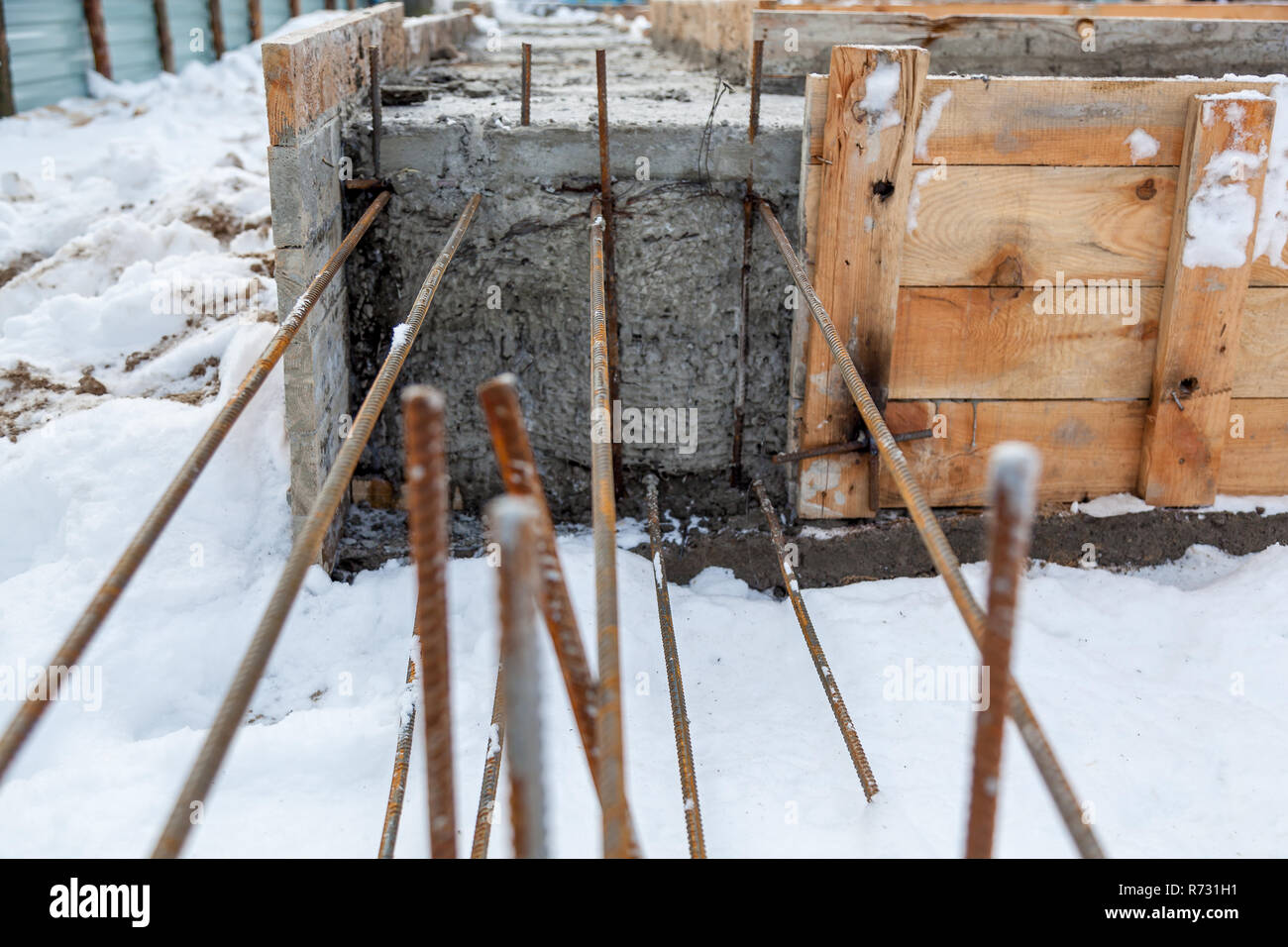 Betonfundament, Pfähle und Metallbau auf der Baustelle eines neuen Hauses. Der Prozess der ein Haus zu bauen, in der Anfangsphase. Stockfoto