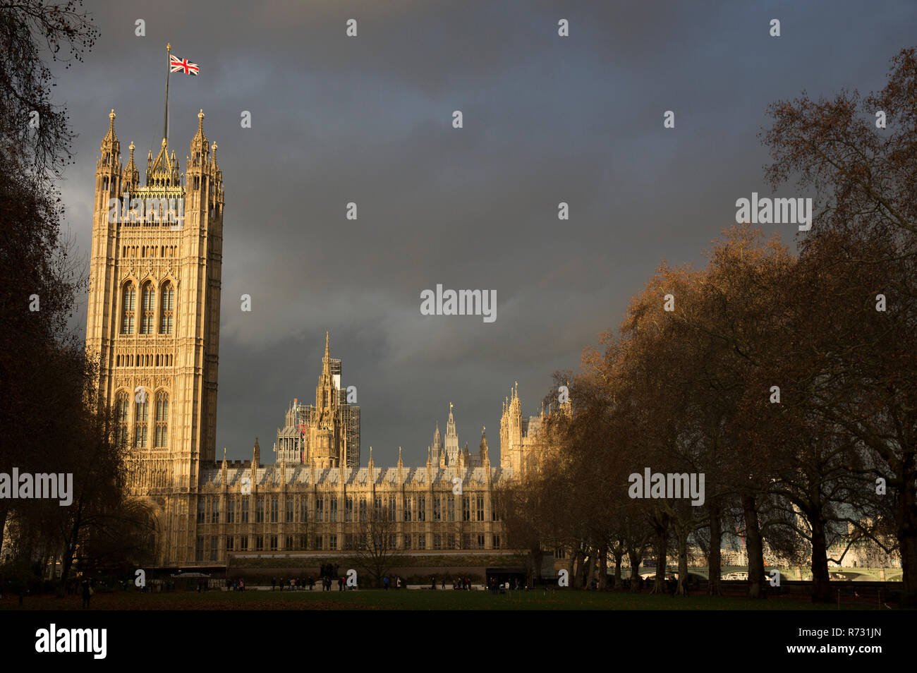 Blick auf die Häuser des Parlaments von Victoria Tower Gardens gegen Dramatischen Licht Stockfoto