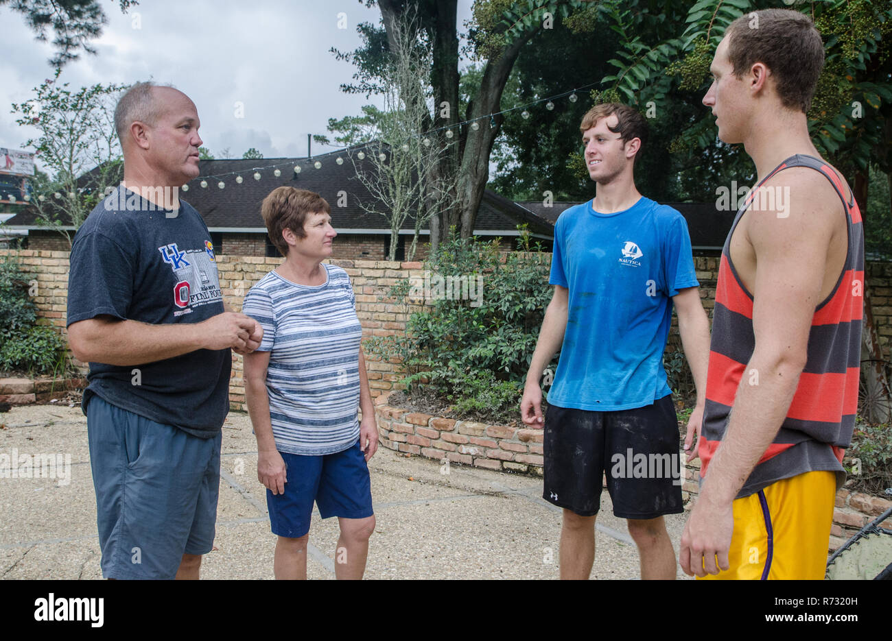 Eine Familie von flutopfer Gespräche außerhalb ihrer Heimat nach einer Flut, Sept. 4, 2016, in Denham Springs, Louisiana. Stockfoto