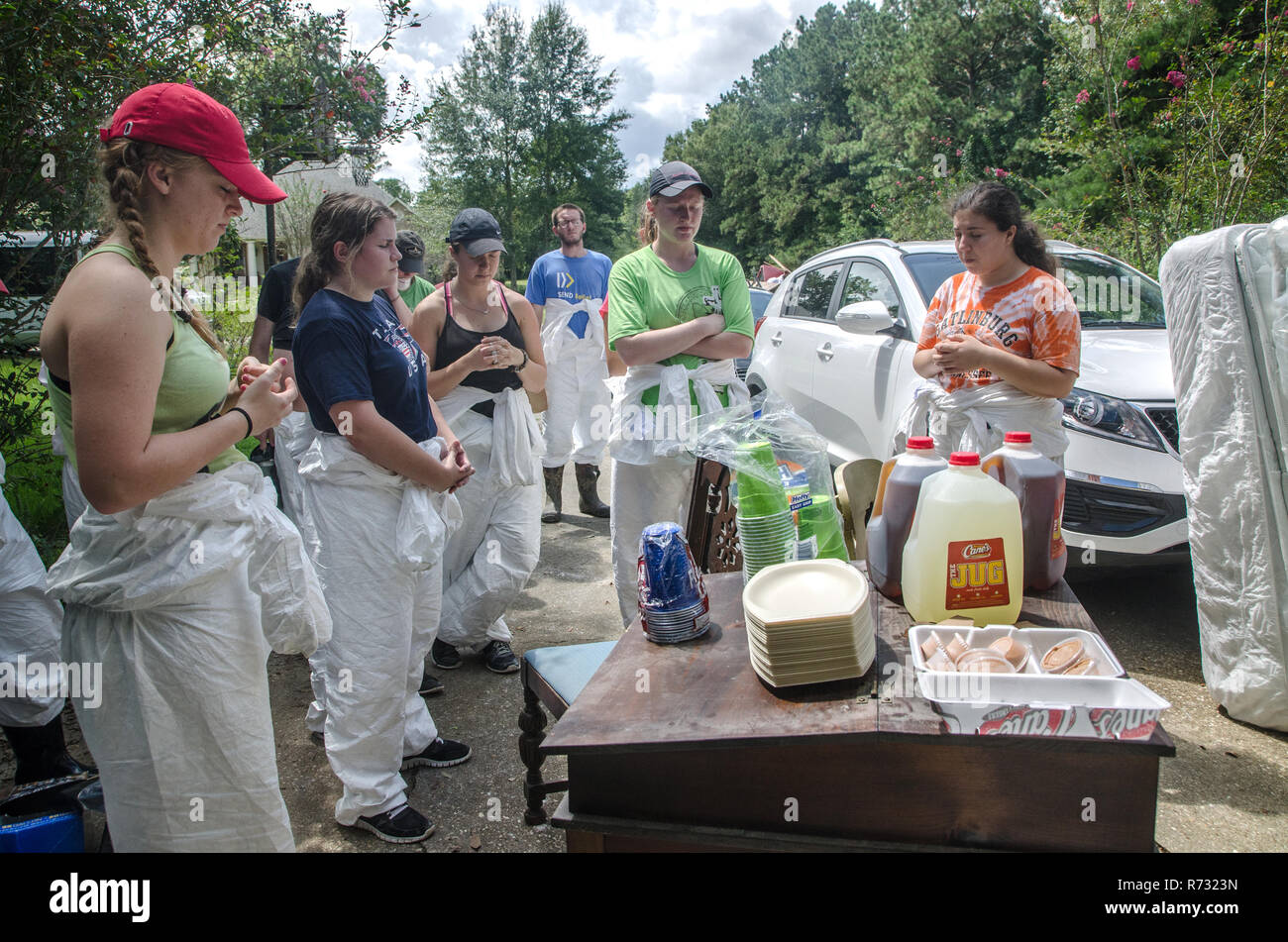 Student Freiwillige aus Louisiana State University Baptist College Ministerium Beten vor dem Essen Mittagessen nach einer Flut in Denham Springs, Louisiana. Stockfoto