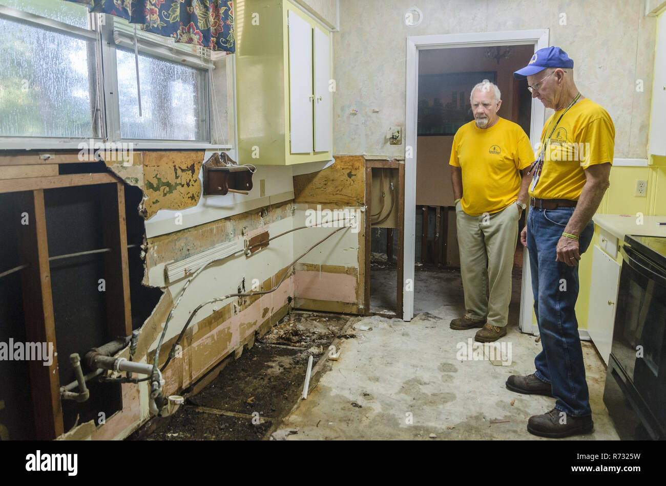 Southern Baptist Katastrophenhilfe freiwillige Prüfung eine Flut - beschädigte Wand nach einem Hochwasser in Baton Rouge, Louisiana. Stockfoto