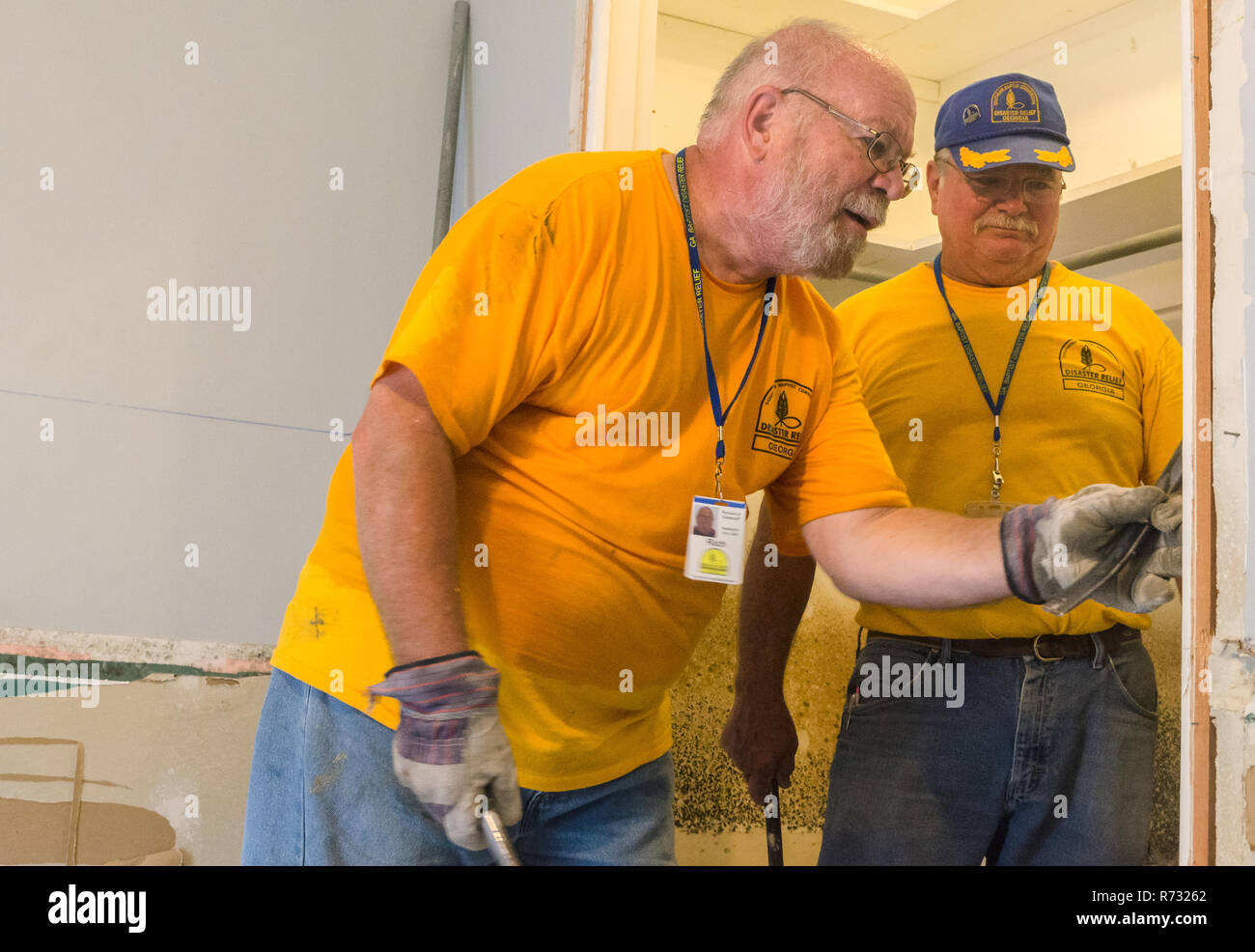 Southern Baptist Katastrophenhilfe Freiwillige, einen beschädigten Tür Rahmen aus einem überfluteten Haus entfernen, nachdem eine Überschwemmung in Baton Rouge, Louisiana. Stockfoto