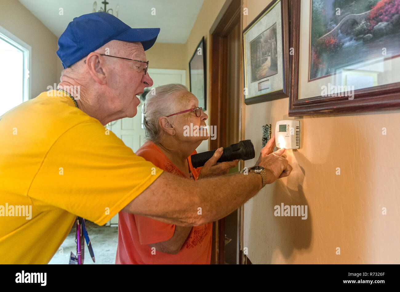 A Southern Baptist Katastrophenhilfe Freiwillige hilft eine Flut Opfer der Thermostat in ihr Haus nach einer Flut in Baton Rouge, Louisiana. Stockfoto