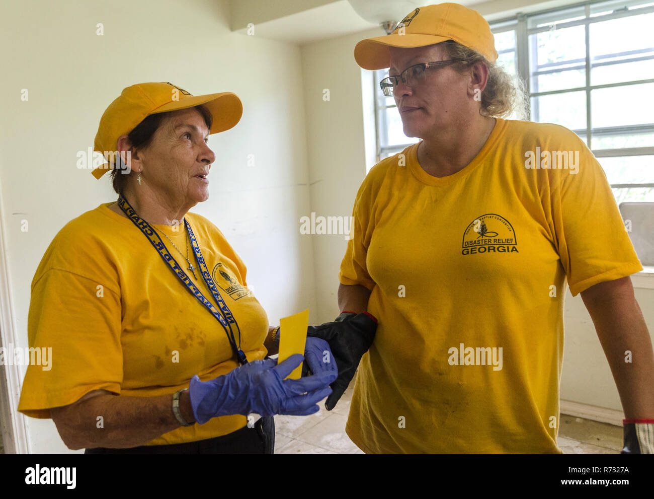 Southern Baptist Katastrophenhilfe freiwilligen sprechen, als sie nach einem Hochwasser in Denham Springs, Louisiana Hilfe sauber aus der Flut zum Opfer. Stockfoto
