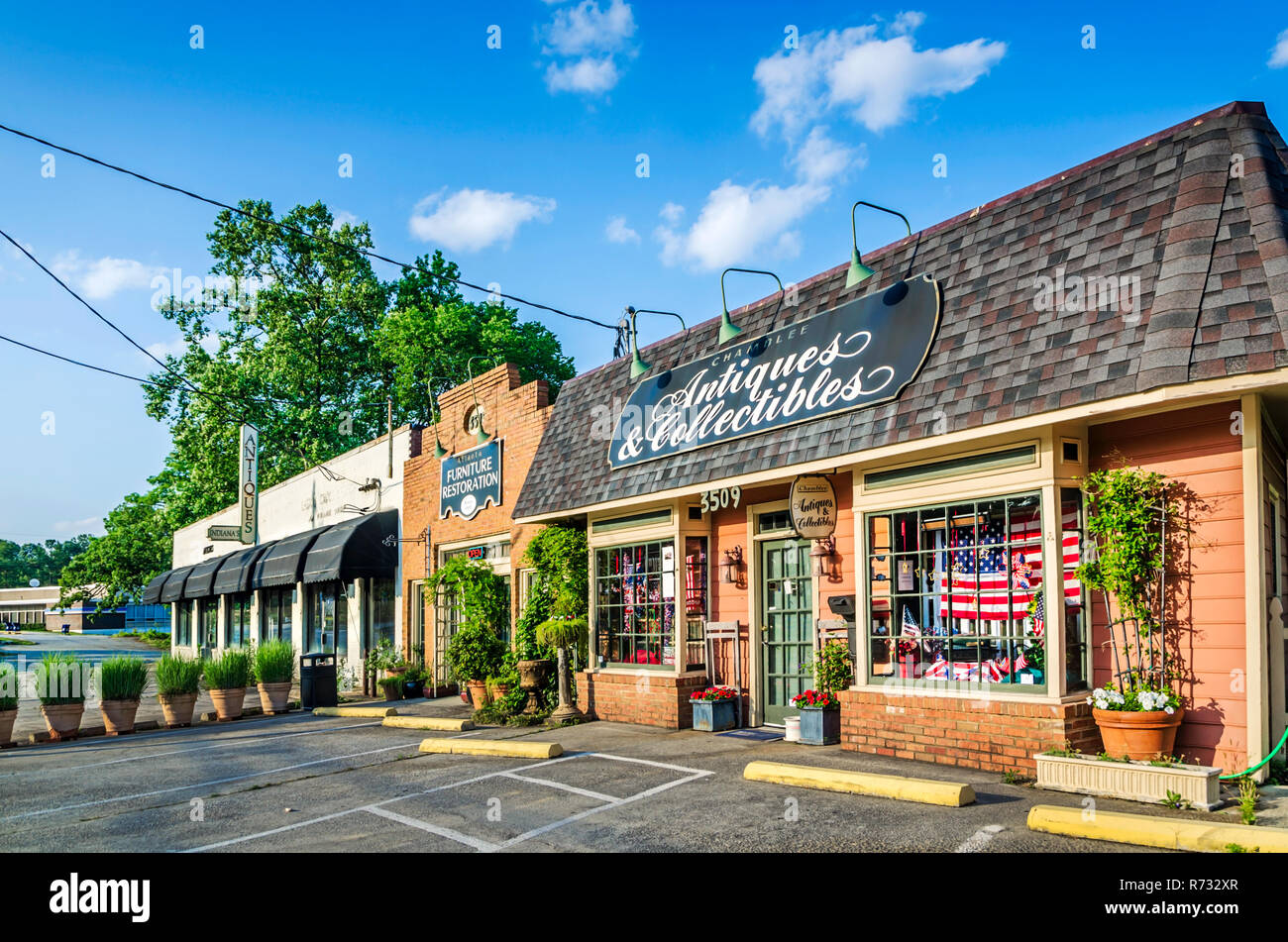 Die Sonne geht auf Chamblee Antiquitäten und Sammlerstücke und andere Geschäfte entlang der Chamblee Antique Row, 20. Mai 2014, in Chamblee, Georgia. Stockfoto