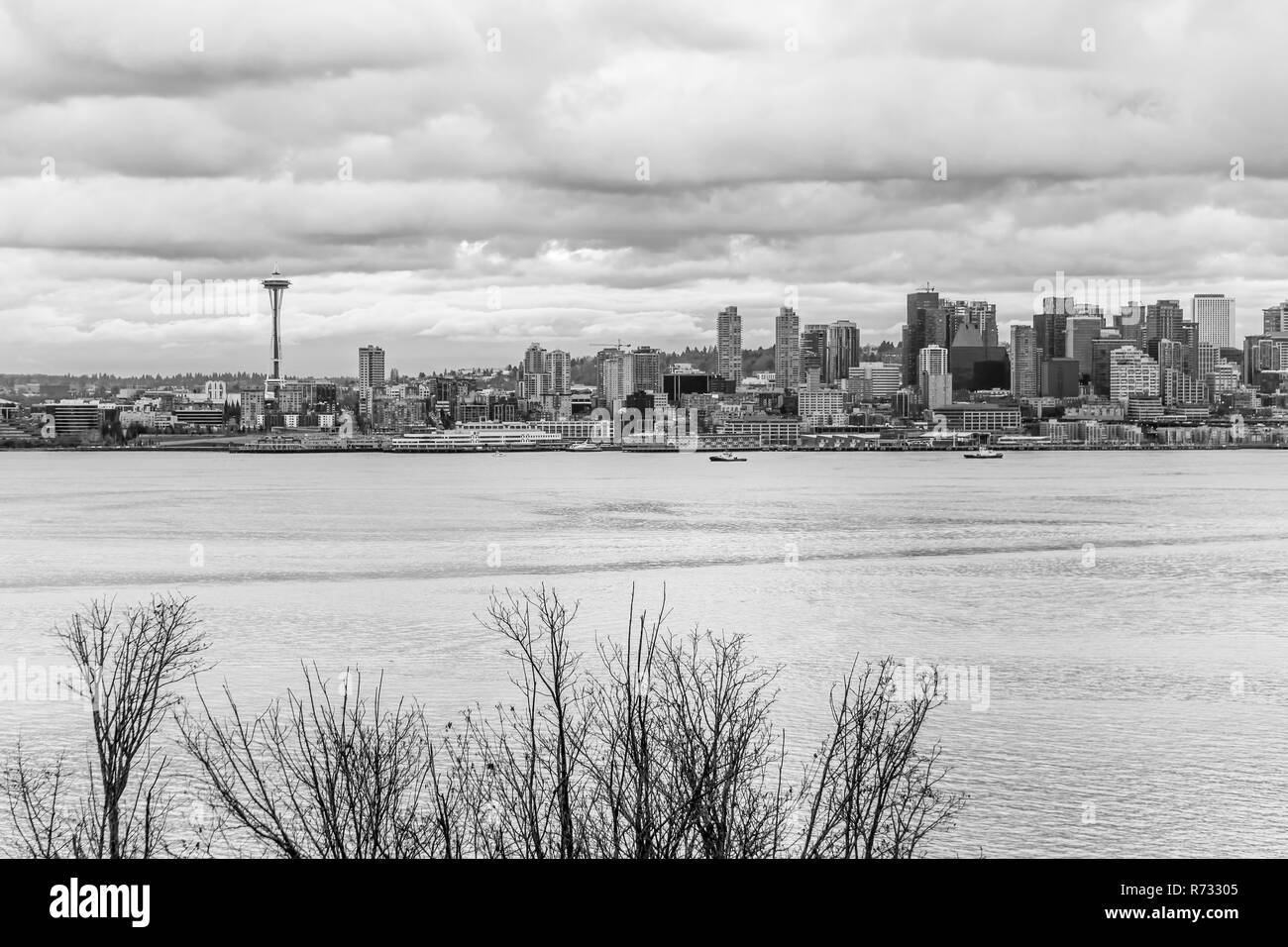 Blick auf die Skyline von Seattle mit dunklen Wolken Overhead. Stockfoto