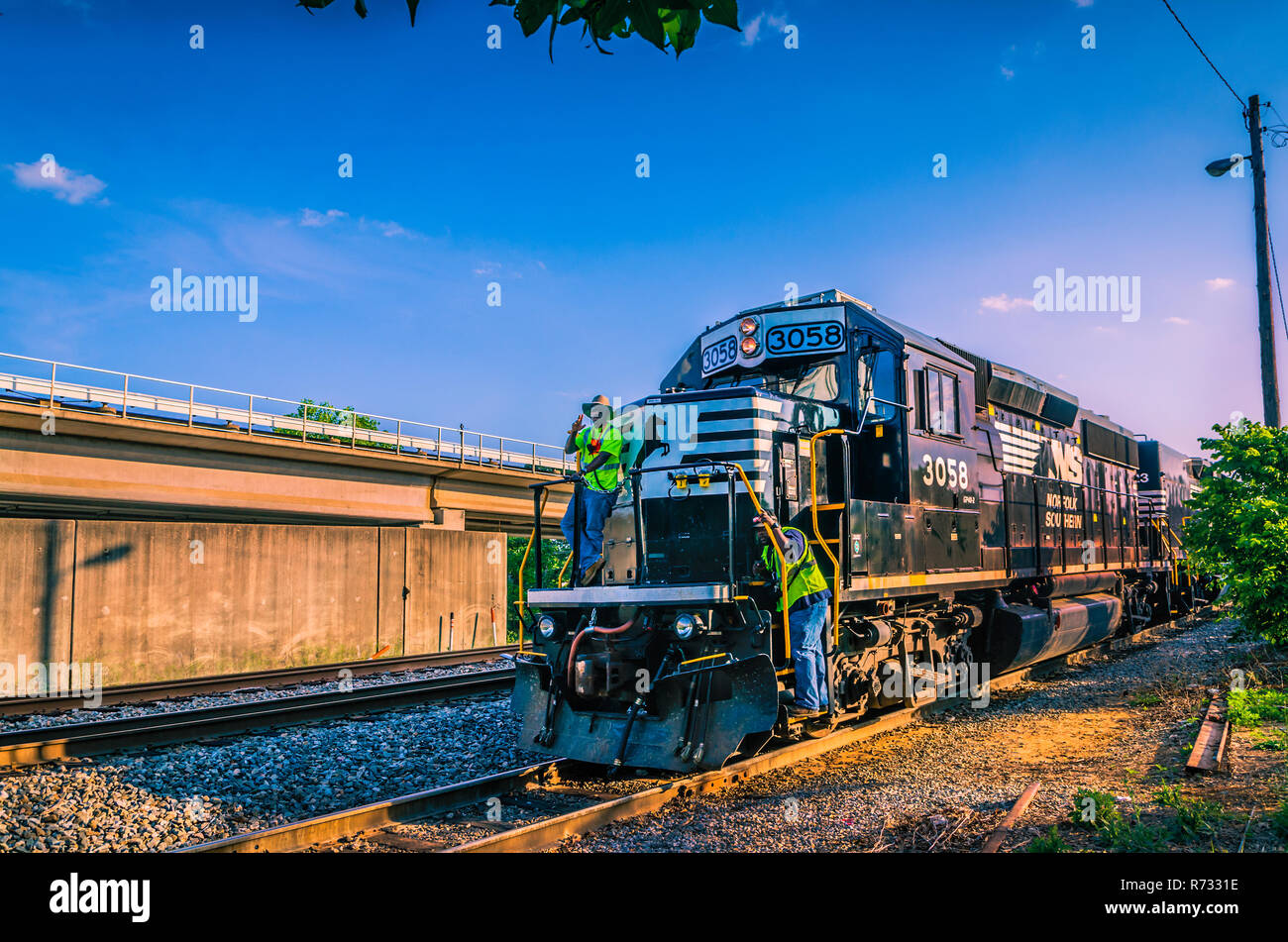 Zwei Norfolk Southern Mitarbeiter fahren Zug #3059 als es durch Chamblee, Georgien, 20. Mai 2014. Stockfoto