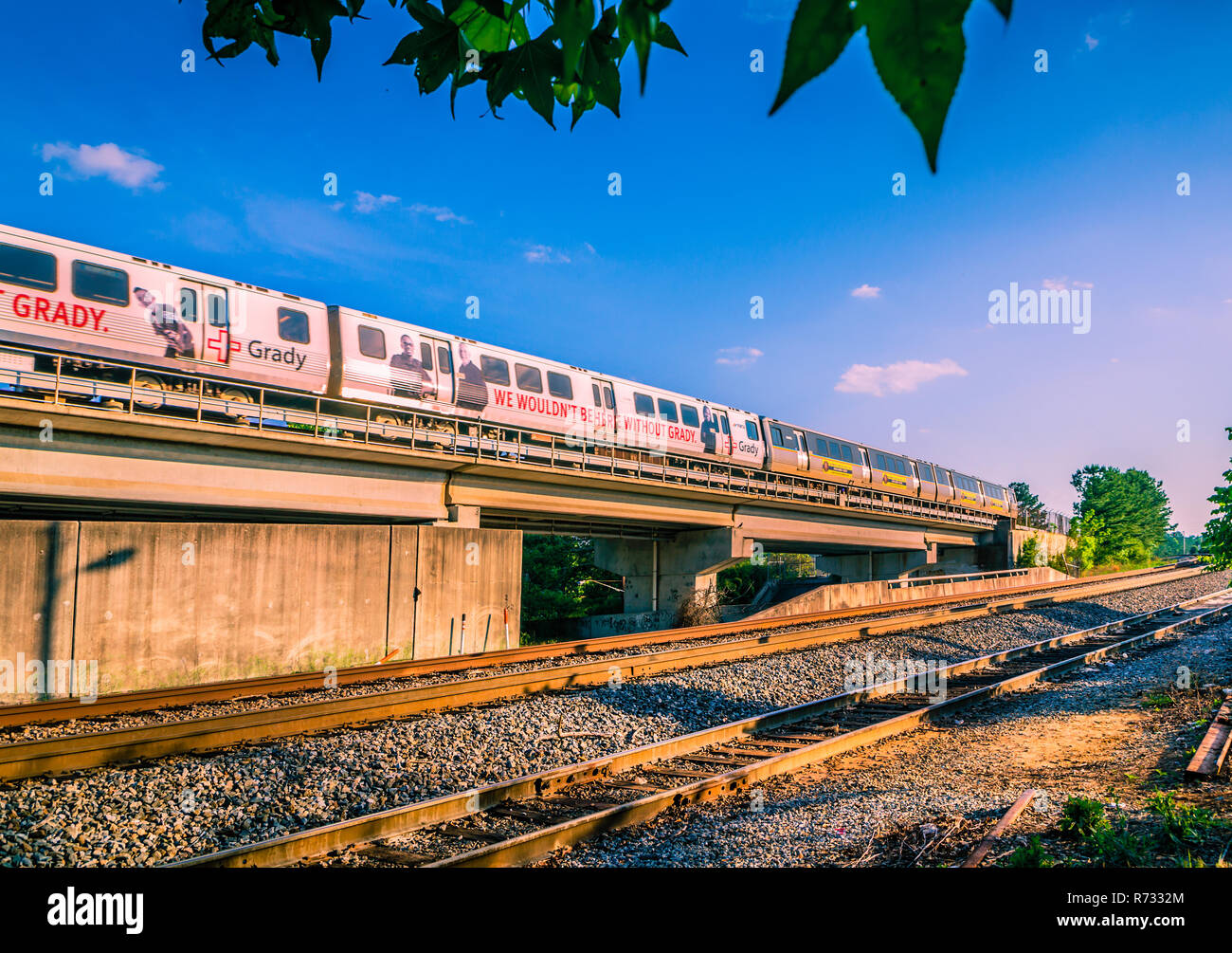 MARTA (Metropolitan Atlanta Rapid Transit Authority) Zug auf die Eisenbahntrasse hinter der frostigen Caboose in Chamblee, Georgia. Stockfoto