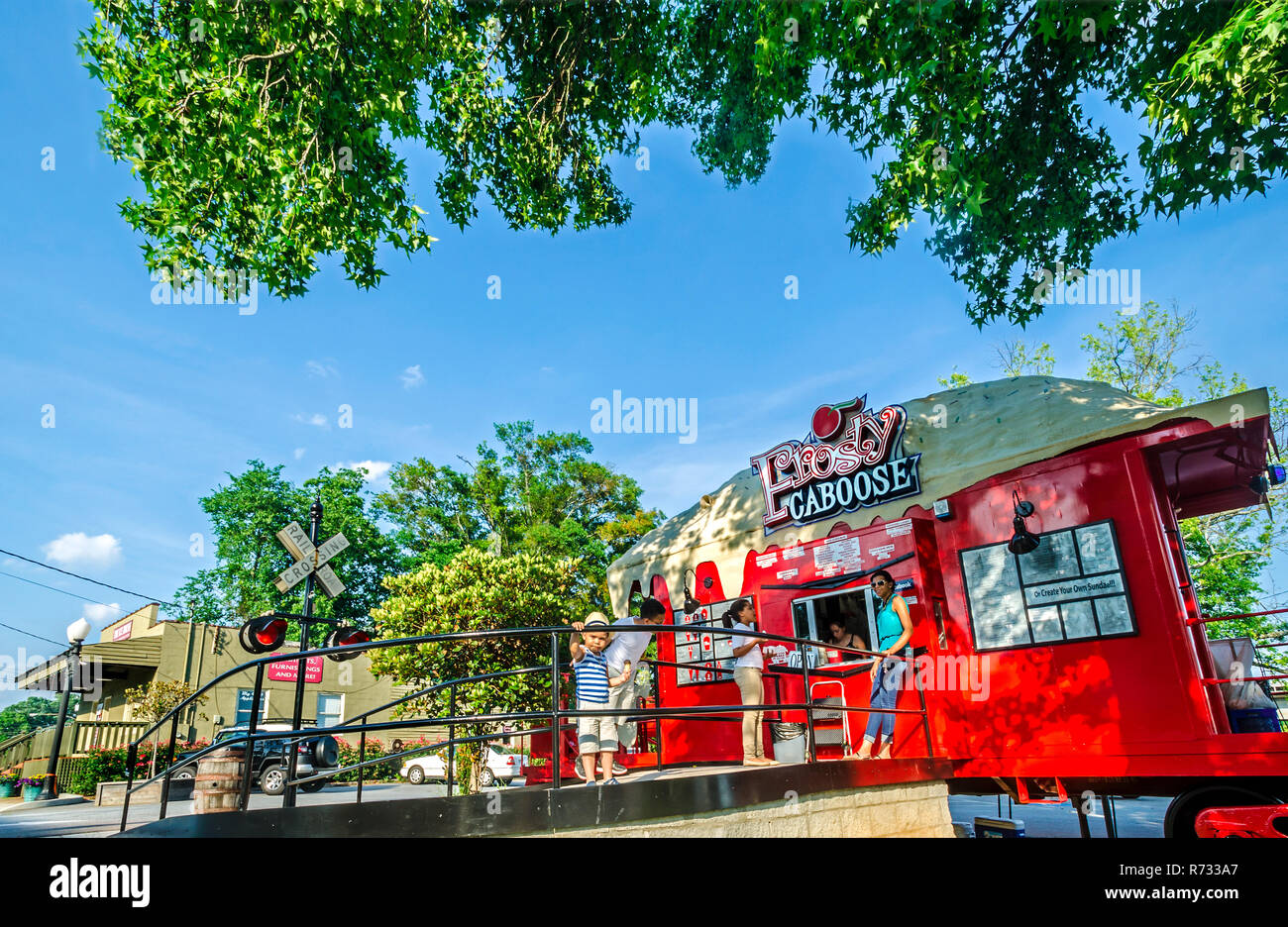 Robert Rojas, Gabriel Alverez, Adrianna Alverez und Aurelina Alverez genießen Eis außerhalb der frostigen Caboose, 20. Mai 2014, in Chamblee, Georgia. Stockfoto