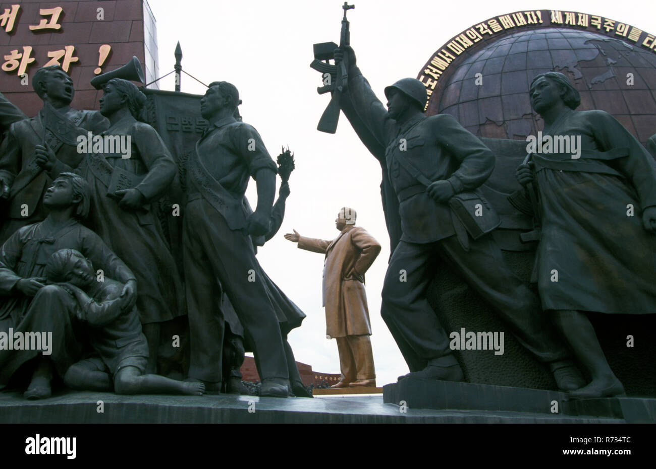 Eine riesige Bronzestatue von Kim Il Sung dominiert eine Pjöngjang Hügel, von sozialistischen realistische Skulpturen umgeben. Stockfoto